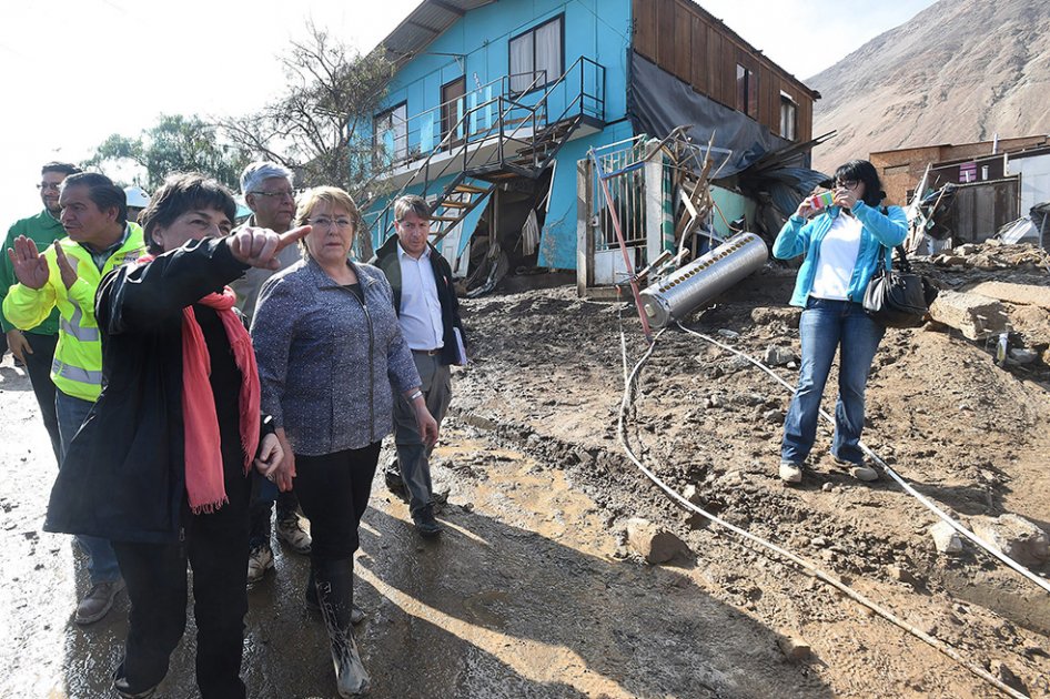 Bachelet recorre zona devastada por temporal que dejó seis muertos en Chile