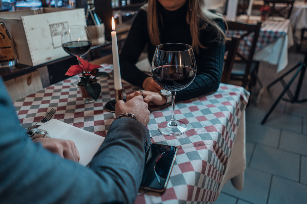 Este es el secreto para conquistar a una mujer en la primera cita, según la IA