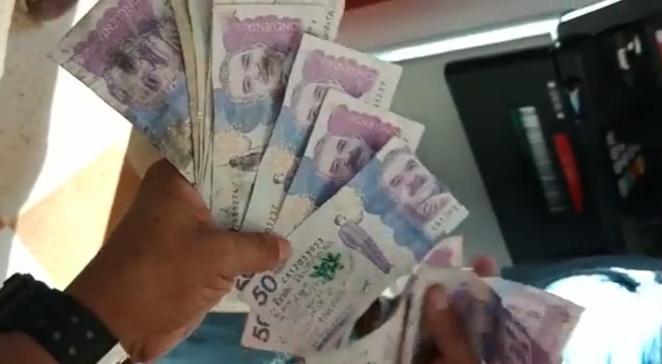 Las personas que quisieron retirar su dinero por medio de esta cajero automático quisieron realizar la transacción pues inicia diciembre, el mes dónde más se gasta en Colombia.