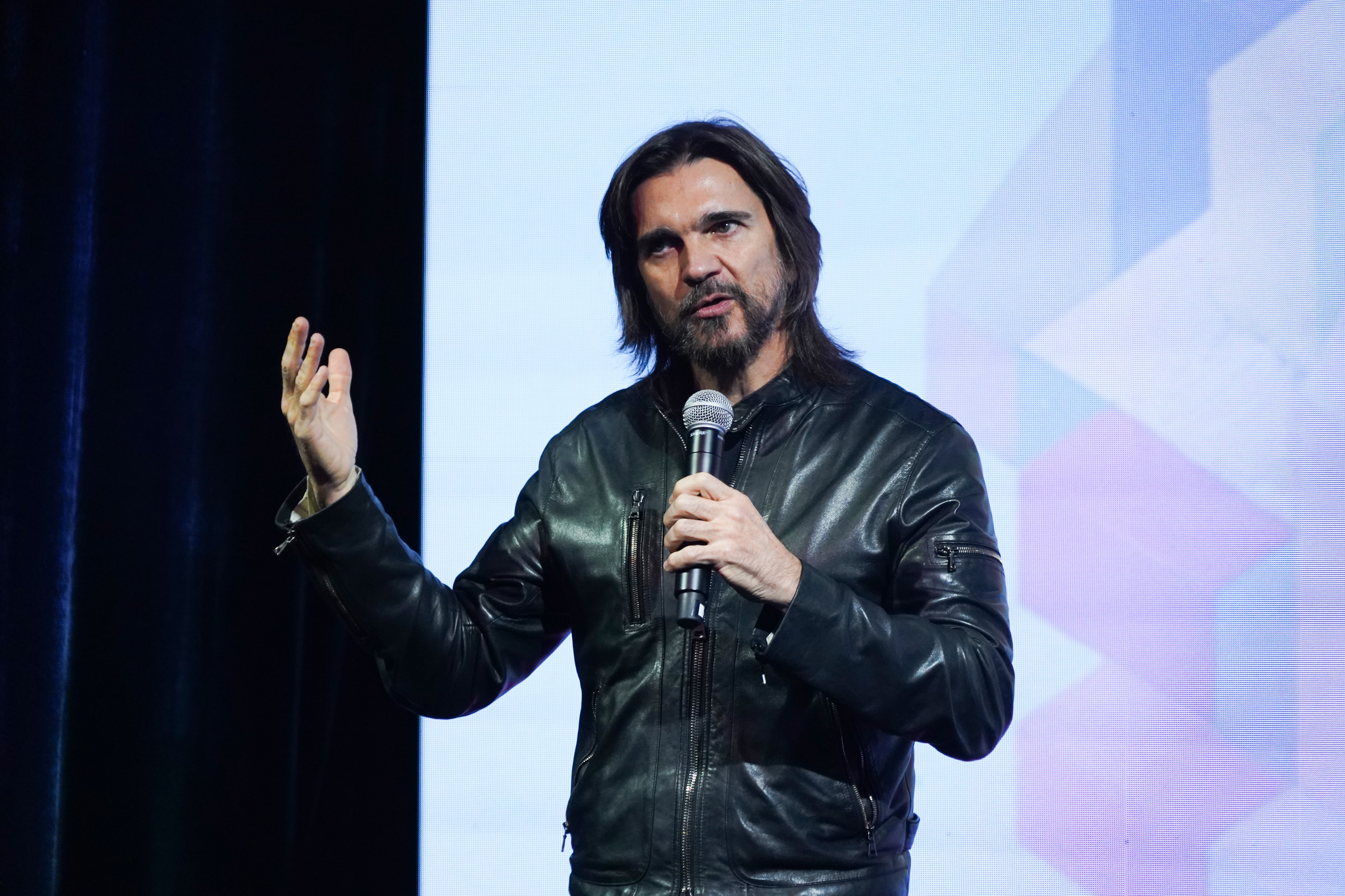 Juanes le hace emotiva canción a Parce, su perrito fallecido: Esto dice “Cómo pudiste”