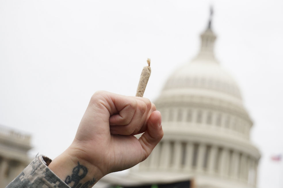 El rompecabezas de empresarios de la marihuana: ¿qué hacer con el dinero?