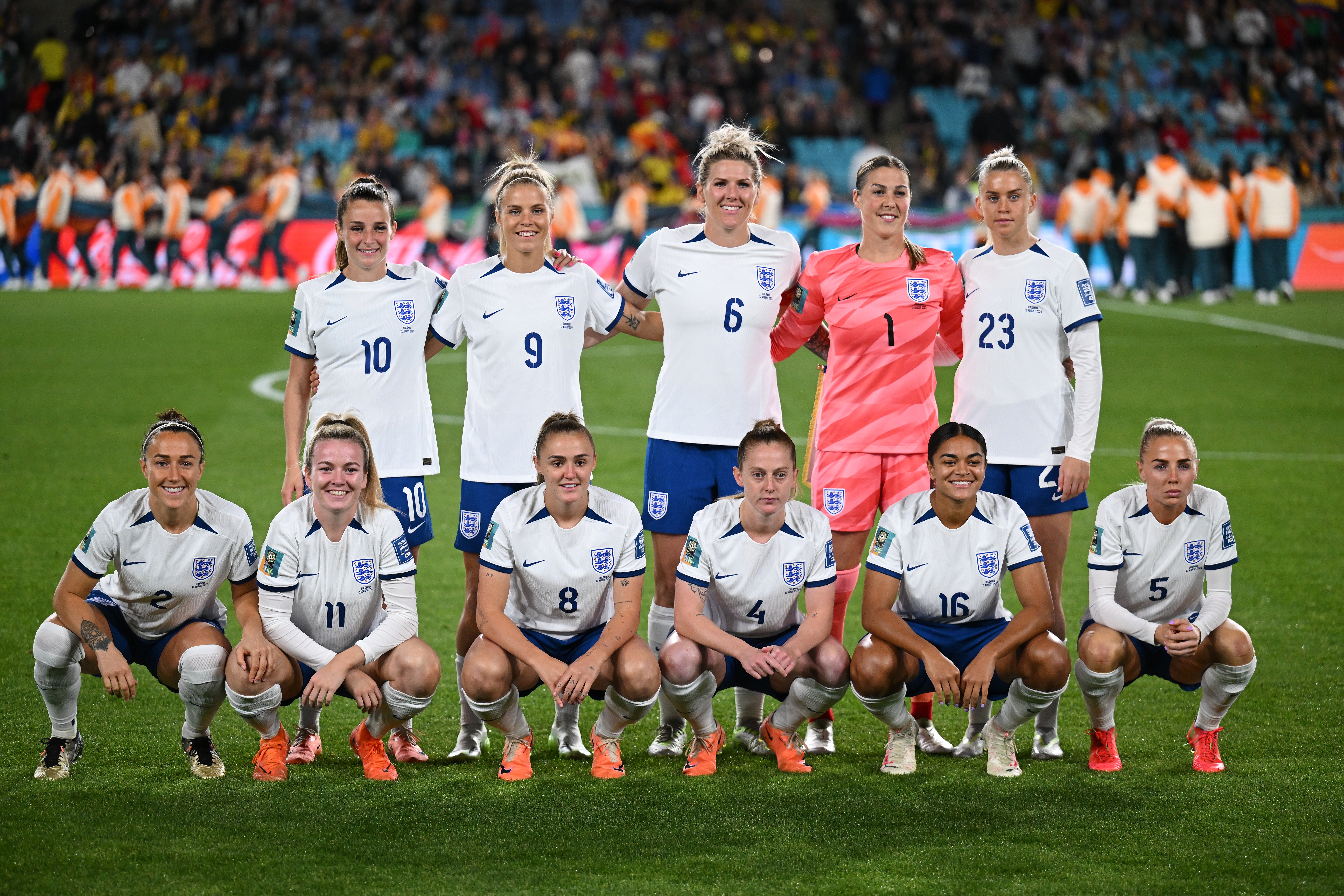 Sydney (Australia), 12/08/2023.- English players line up for a team photo prior to the FIFA Women's World Cup 2023 Quarter Final soccer match between England and Colombia at Stadium Australia in Sydney, Australia, 12 August 2023. (Mundial de Fútbol) EFE/EPA/DEAN LEWINS AUSTRALIA AND NEW ZEALAND OUT