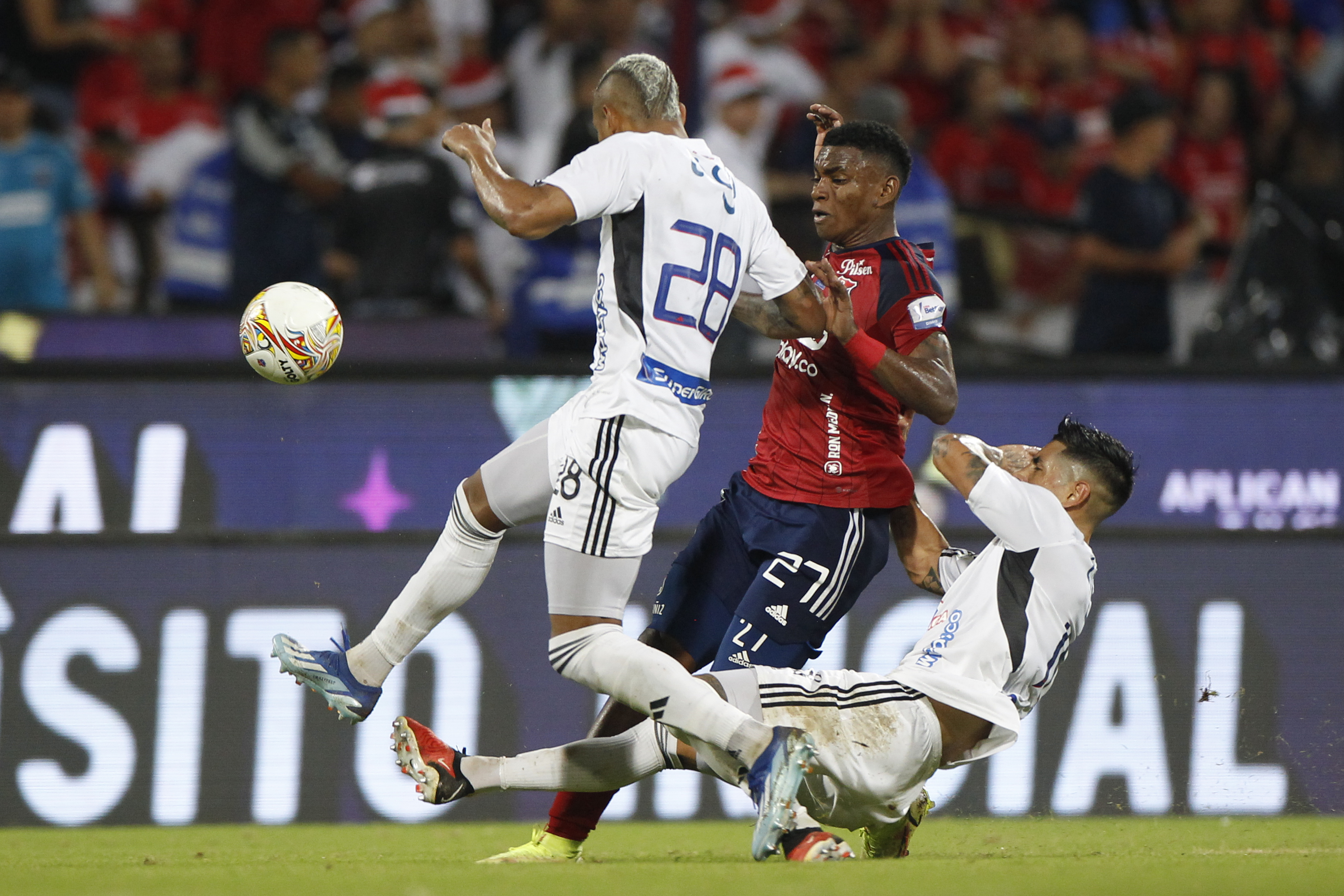 AMDEP4202. MEDELLÍN (COLOMBIA), 13/12/2023.- Brayan León (c) de Independiente Medellín disputa el balón con Emanuel Olivera (i) y Jermein Zidane Peña de Junior hoy, en la final de la Primera División de Colombia entre Deportivo Independiente Medellín (DIM) y Junior en el estadio Atanasio Girardot en Medellín (Colombia). EFE/ Luis Eduardo Noriega Arboleda