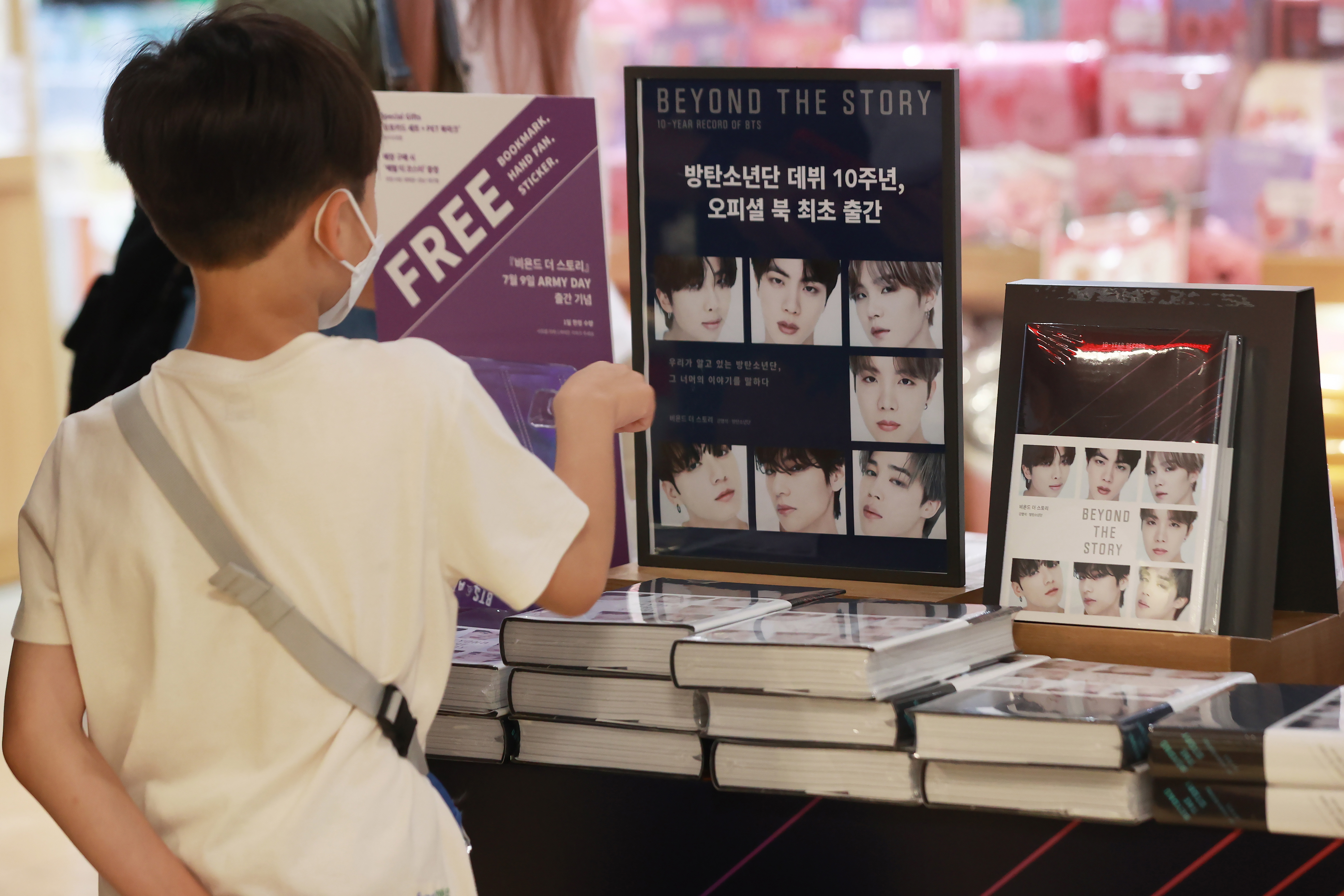 El grupo surcoreano BTS publica un libro para celebrar sus 10 años de carrera