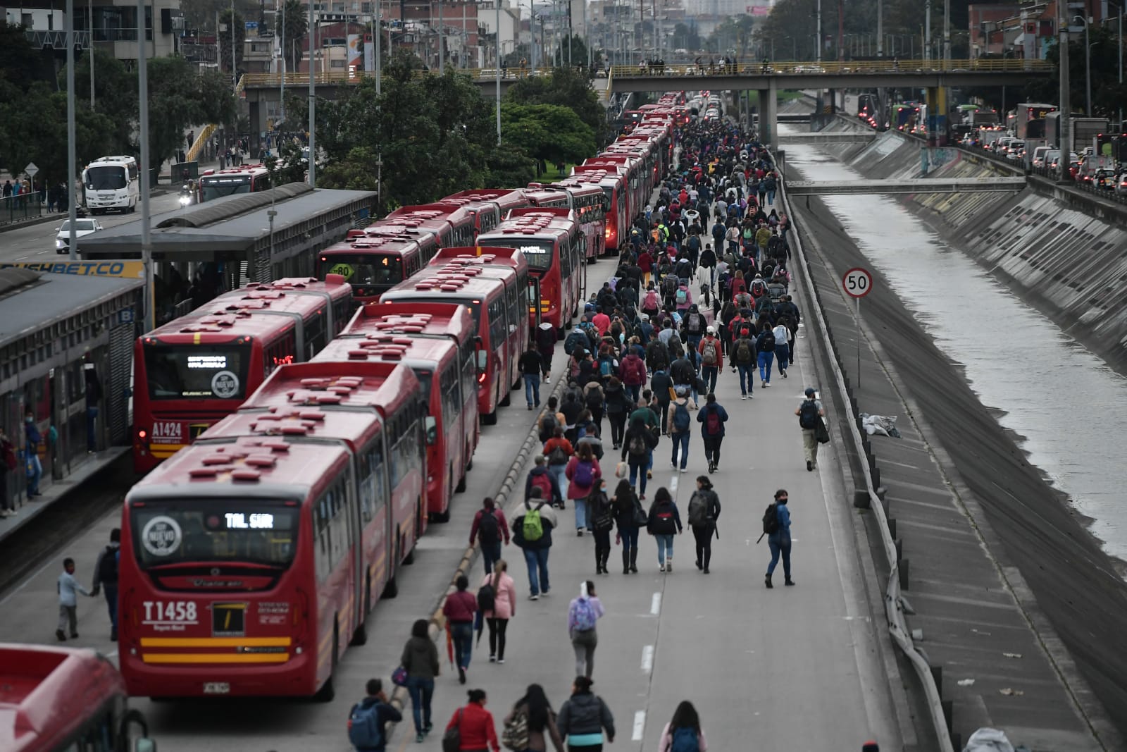 Las protestas afectaron tanto el carril exclusivo de Transmilenio como la calzada mixta para vehículos particulares.