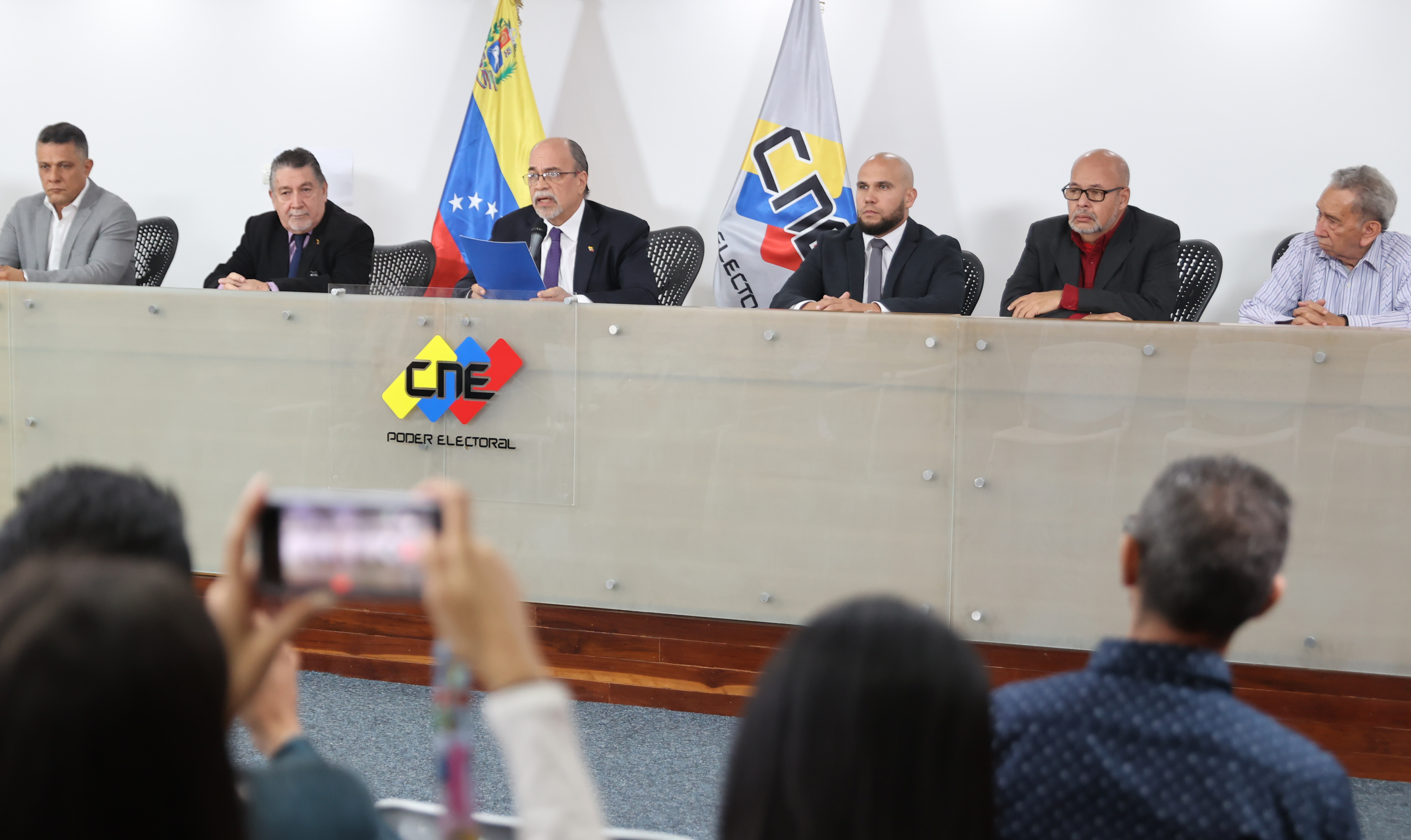 Oposición mantiene su independencia pese a renuncias en el CNE en Venezuela