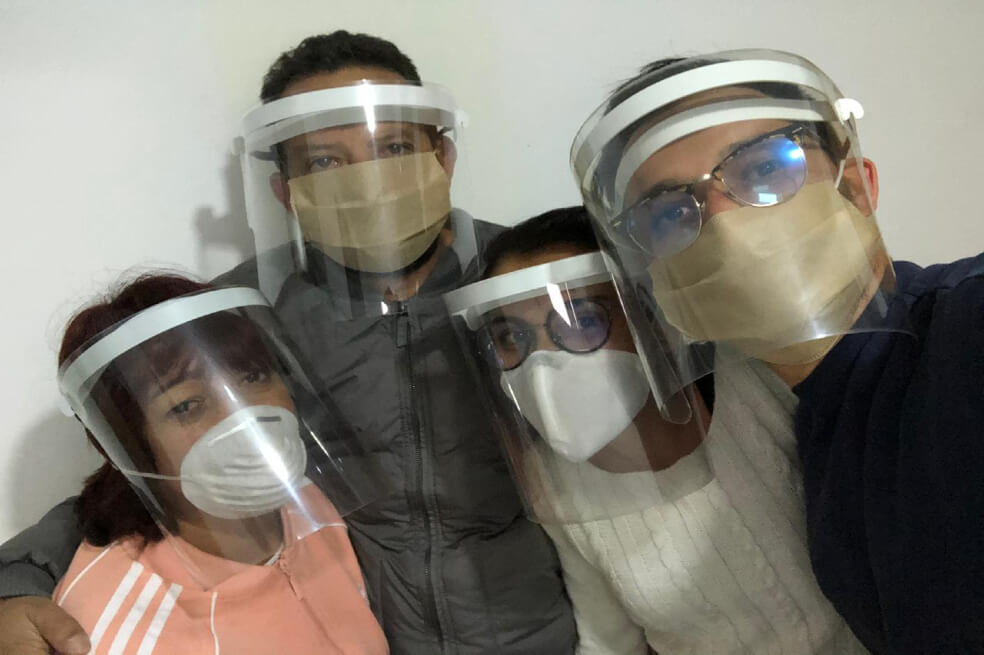 El rostro de la solidaridad: pareja hace caretas de protección para donarlas a hospitales públicos