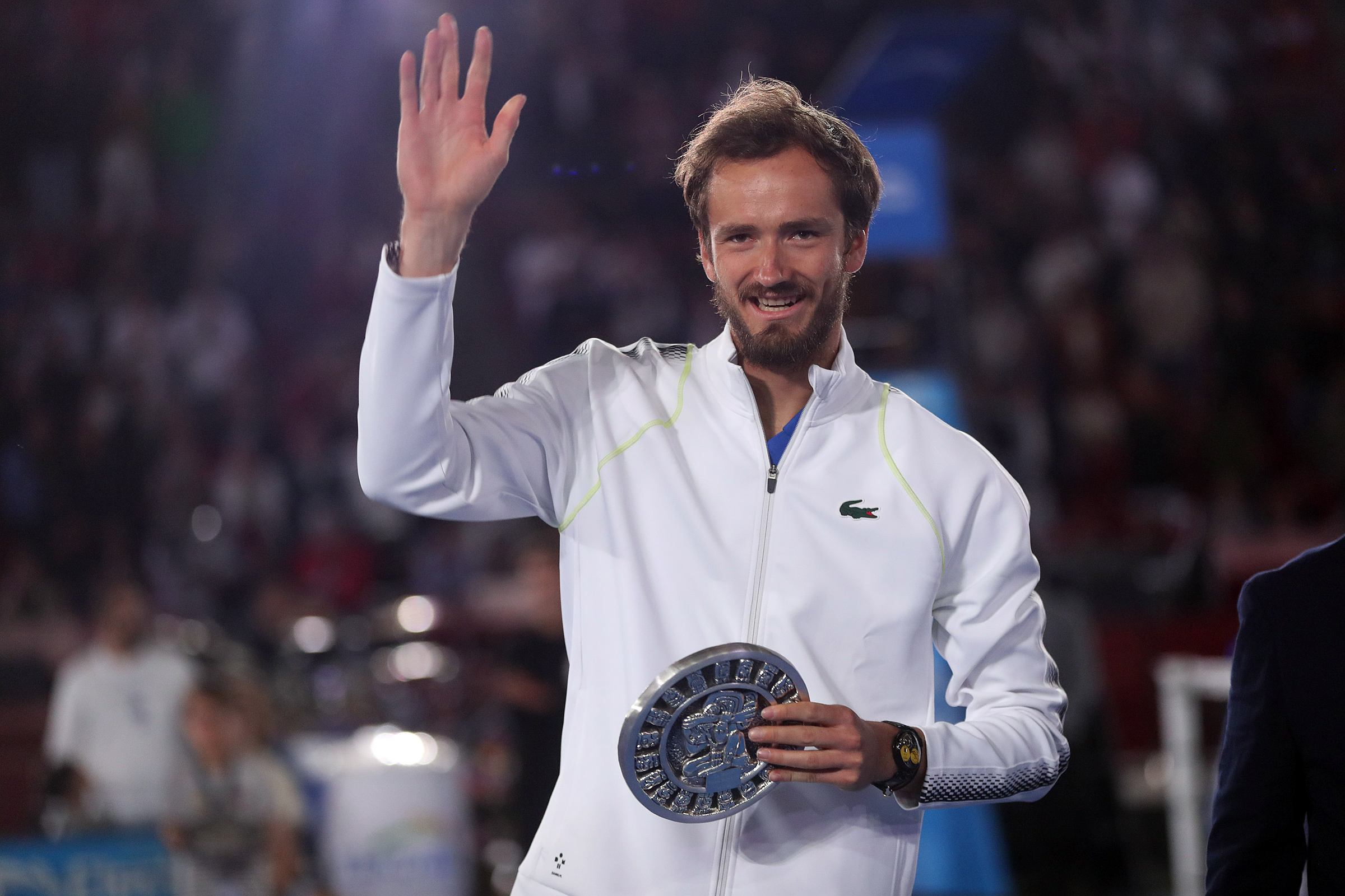 MEX253. CIUDAD DE MÉXICO (MÉXICO), 20/03/2023.- El ruso Daniil Medvédev saluda hoy, al término de un juego de exhibición contra su compatriota Andrey Rublev del Tennis Showdown realizado en la Plaza México en Ciudad de México (México). EFE/Isaac Esquivel