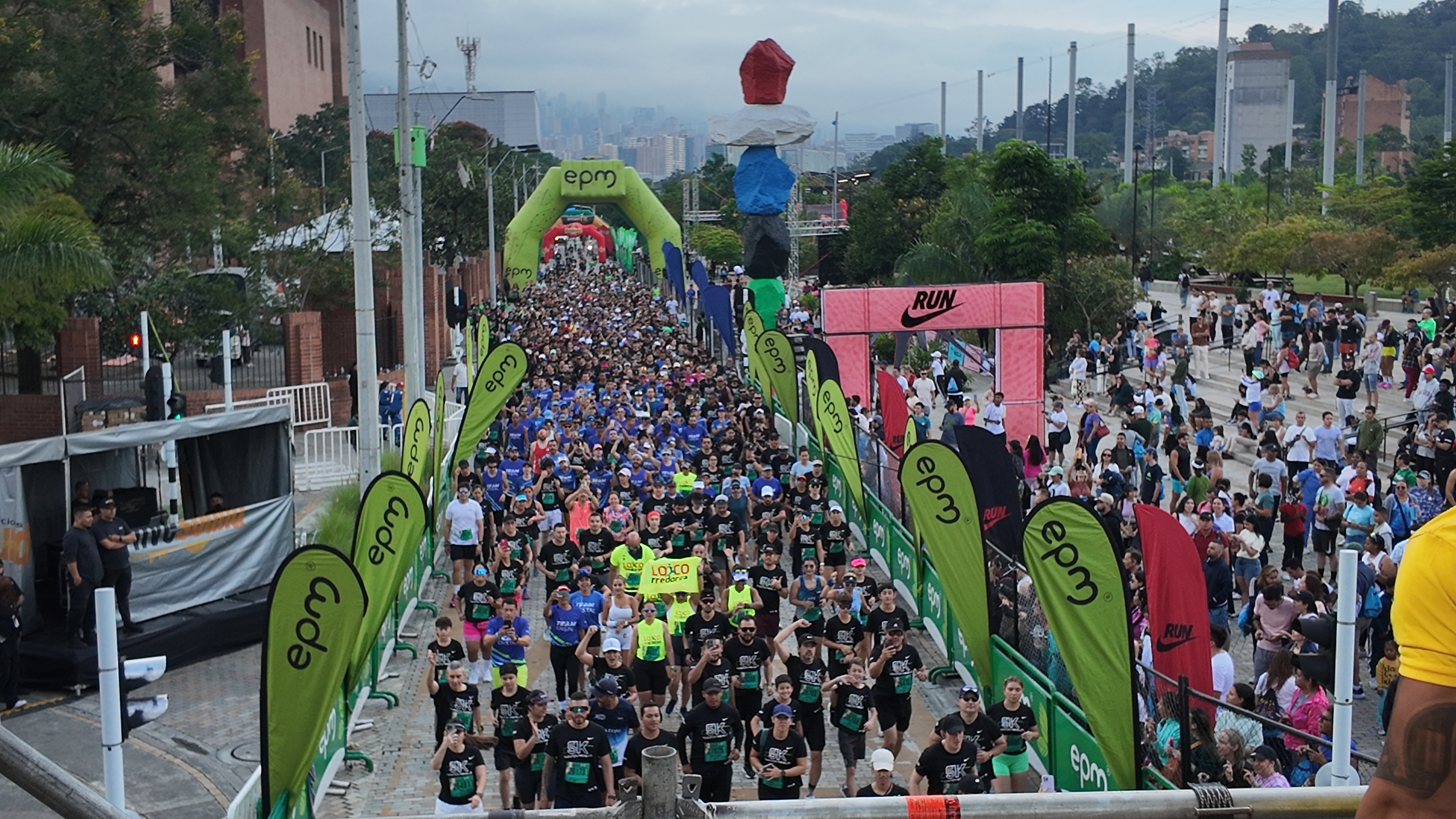 Previo a la carrera, se realizó la feria ExpoRunners, un espacio que funcionó como punto de encuentro para atletas, organizadores y visitantes. Allí se entregaron los kits de competencia y se desarrollaron actividades educativas y de promoción de iniciativas ambientales. Este componente complementa la carrera al brindar un contexto más amplio que va más allá del día de la prueba.