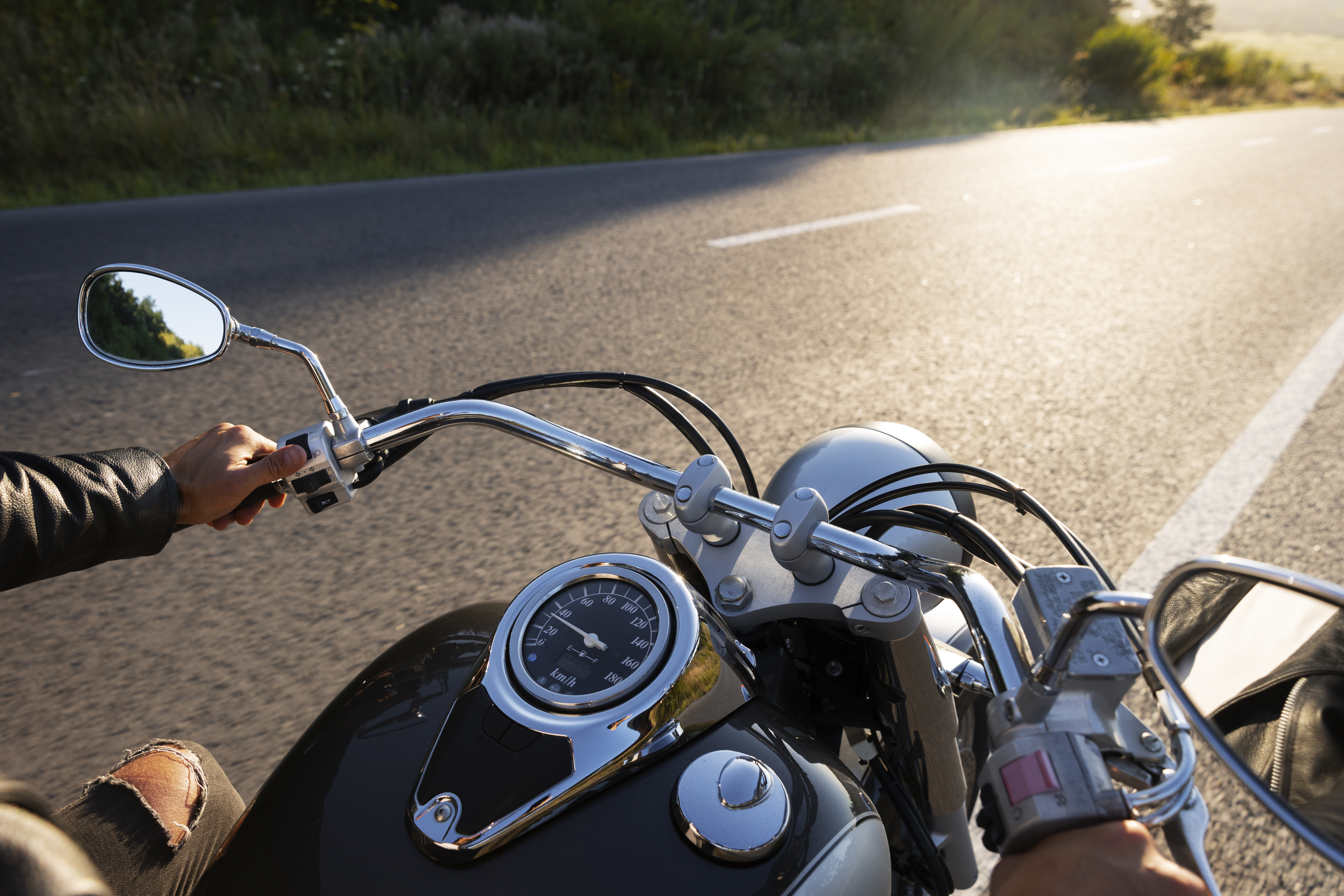 ¿Qué pasa si frena sin pisar el embrague en la moto?