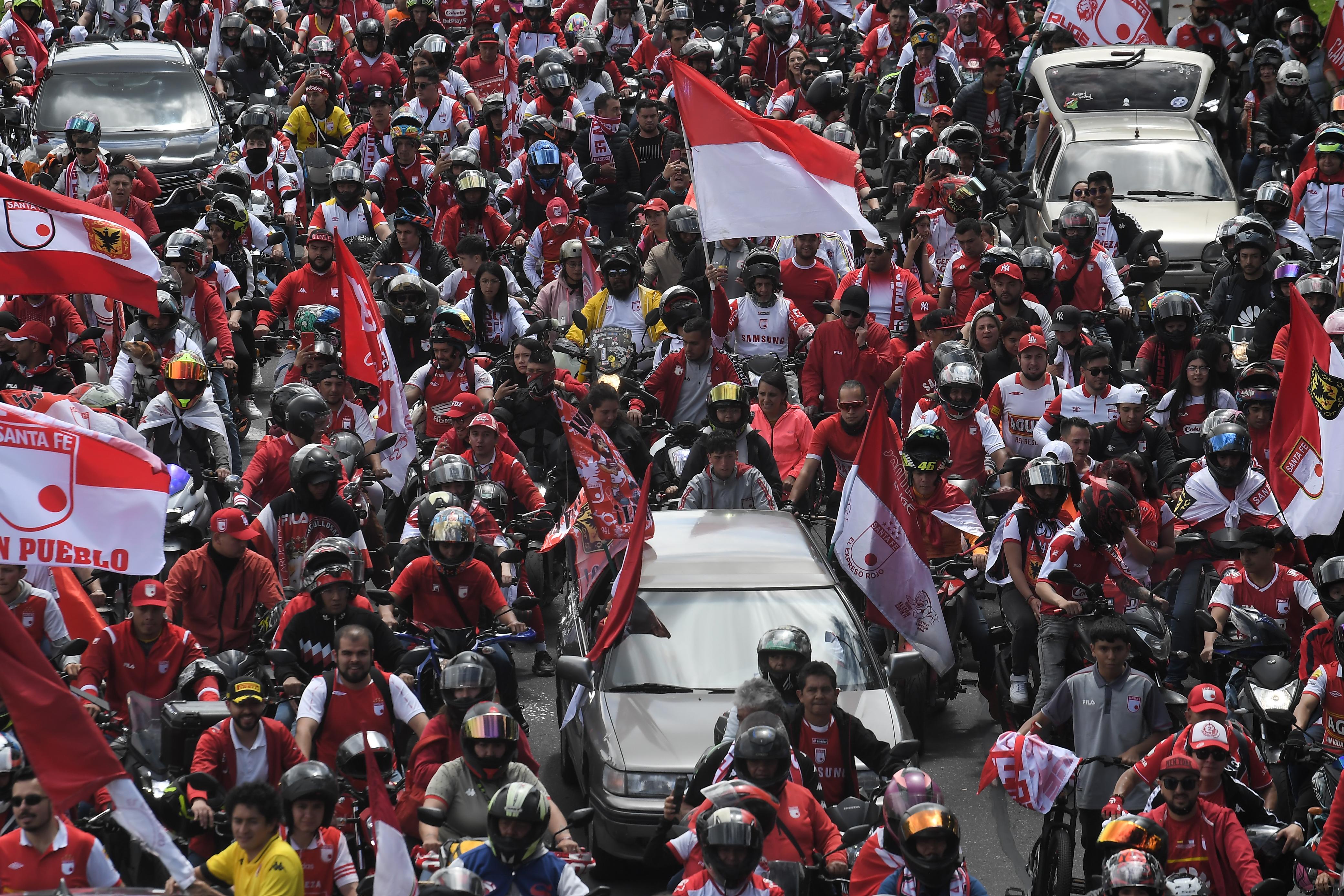 Las calles de Bogotá se desbordaron para festejar el título de Independiente Santa Fe, que le ganó el domingo al DIM y celebró el décimo título de su historia. Así fue la fiesta de la caravana.