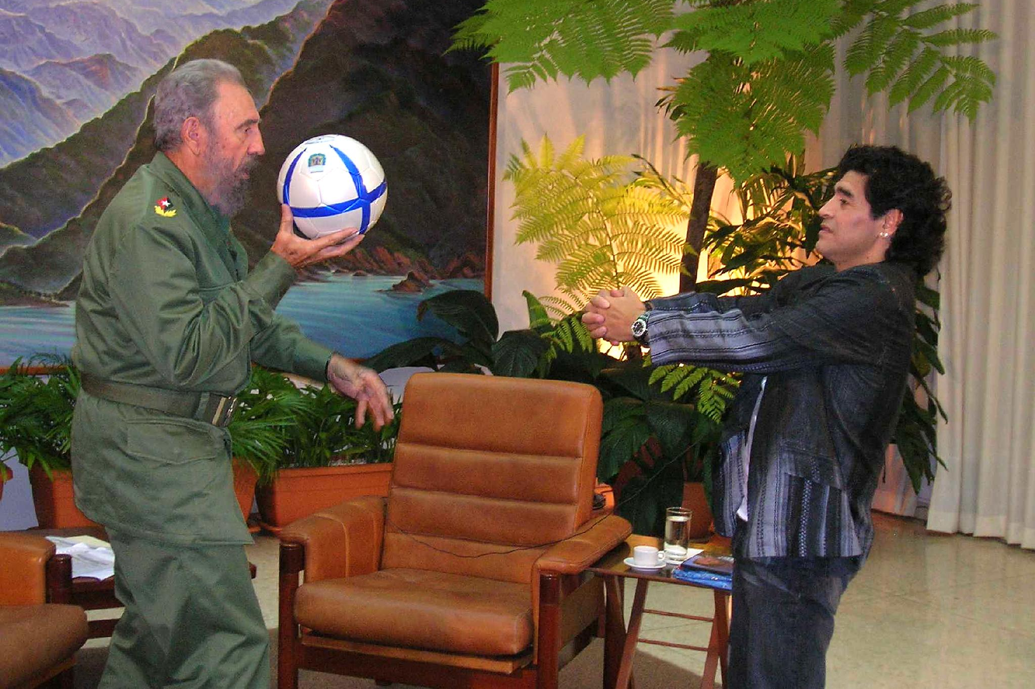Foto del folleto difundido por el Canal 13 argentino del presidente cubano Fidel Castro Jugando con una pelota de fútbol con la estrella del fútbol argentino Diego Armando Maradona, durante la grabación del programa de televisión de Maradona "La noche de los 10" en La Habana, 26 de octubre de 2005