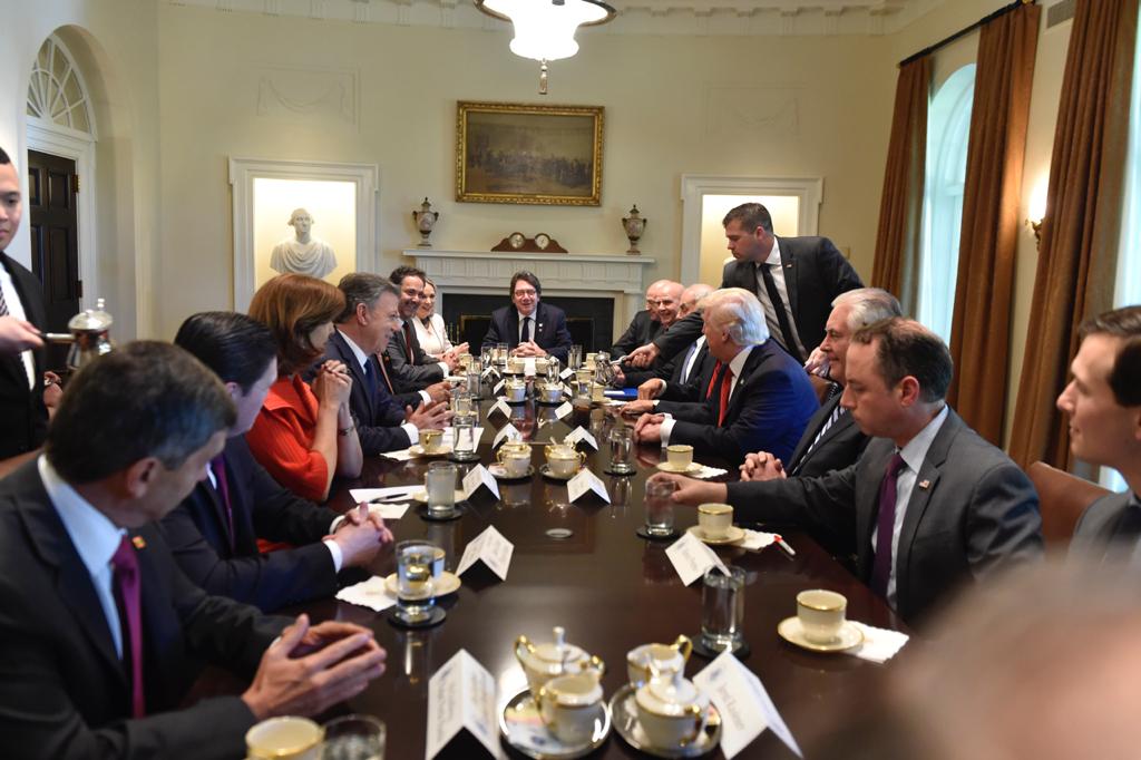 El presidente colombiano Juan Manuel Santos y su equipo durante una reunión con el presidente estadounidense Donald Trump