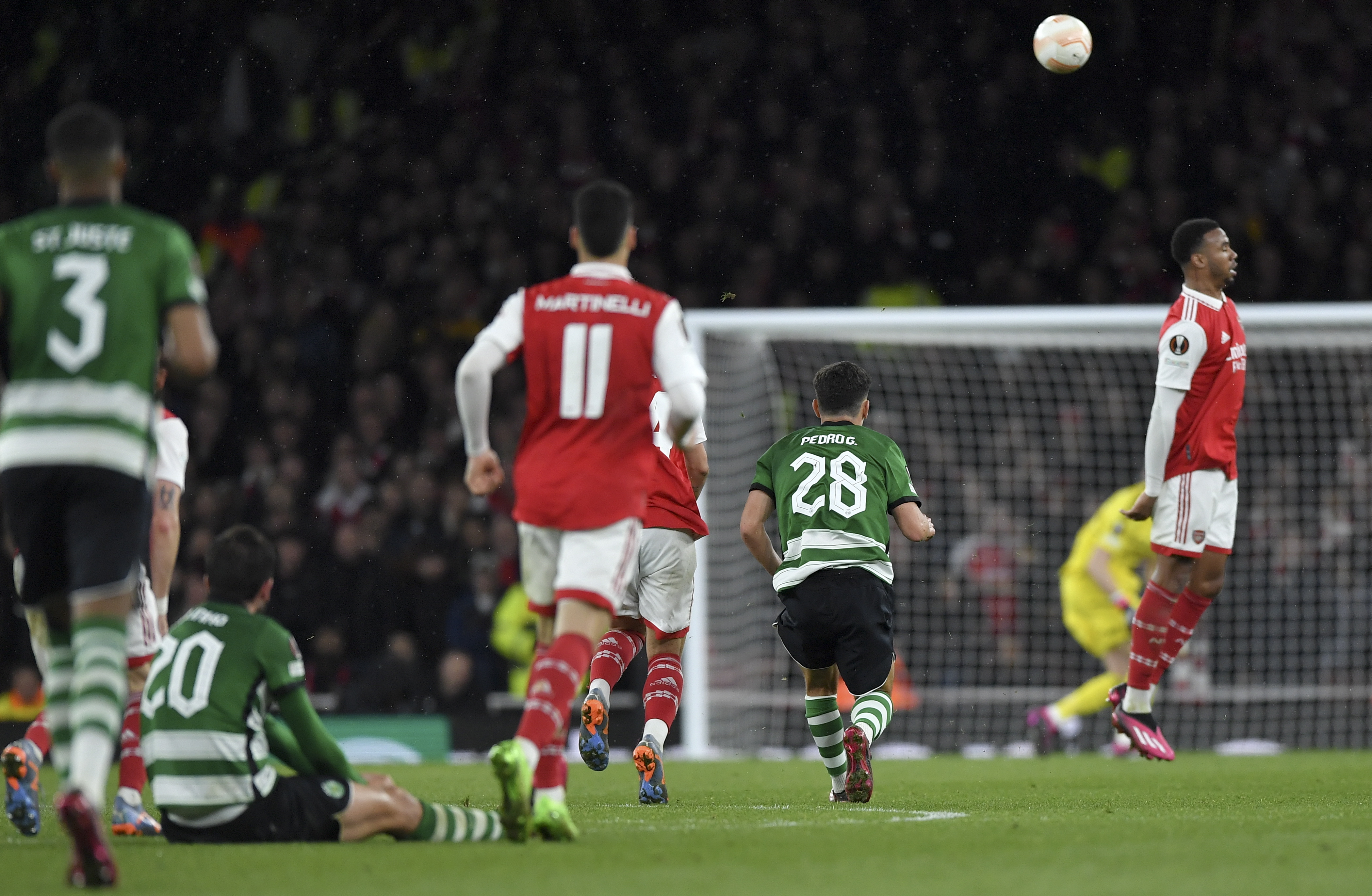 London (United Kingdom), 16/03/2023.- Pedro Goncalves (C-R) of Sporting scores the 1-1 equalizing goal against goalkepeer Aaron Ramsdale (2-R) of Arsenal during the UEFA Europa League, Round of 16, 2nd leg soccer match between Arsenal FC and Sporting CP in London, Britain, 16 March 2023. (Reino Unido, Londres) EFE/EPA/Vince Mignott