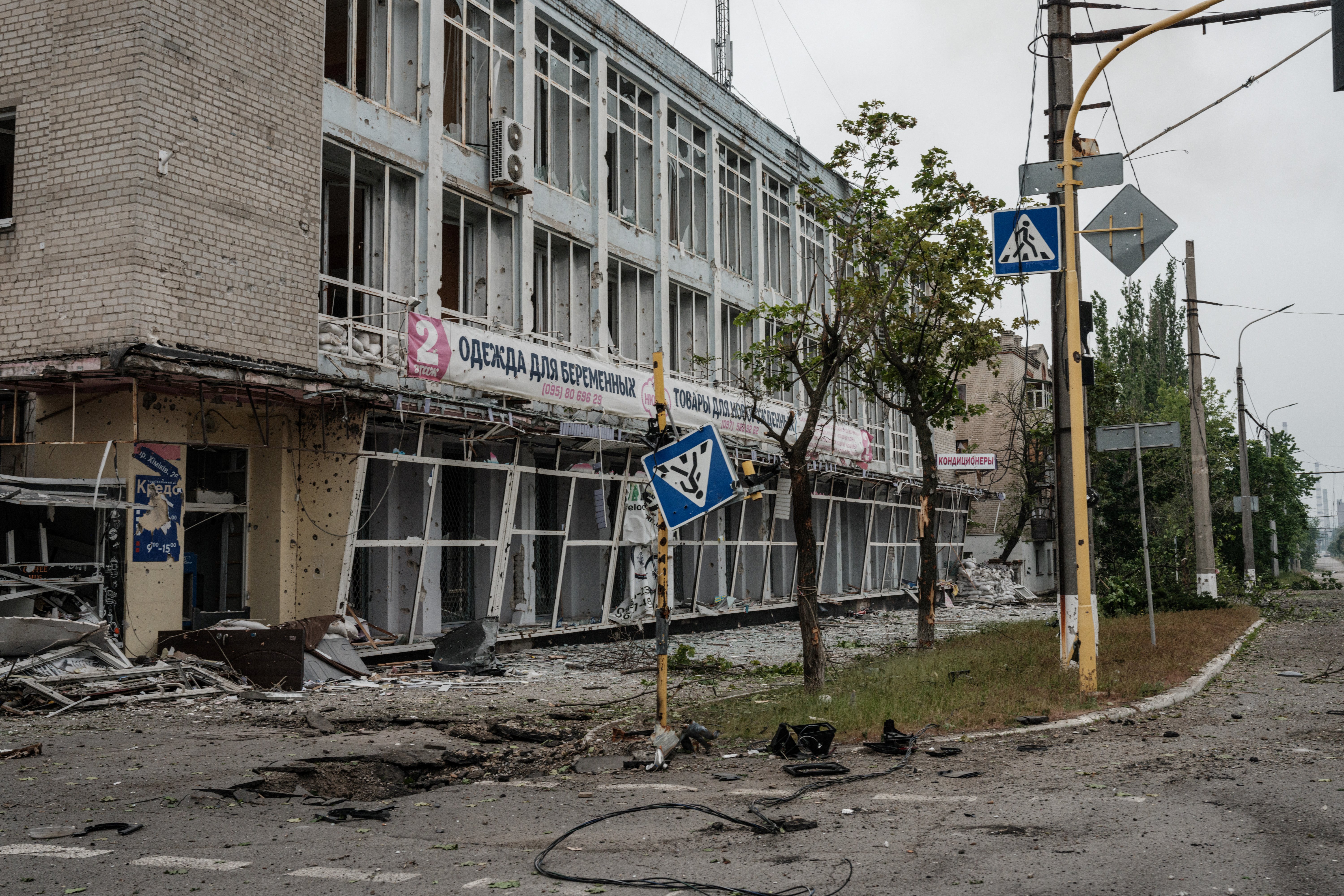 A destoyed buidling by shelling during nearby mortar shelling in Severodonetsk, eastern Ukraine, on May 18, 2022, on the 84th day of the Russian invasion of Ukraine. (Photo by Yasuyoshi CHIBA / AFP)