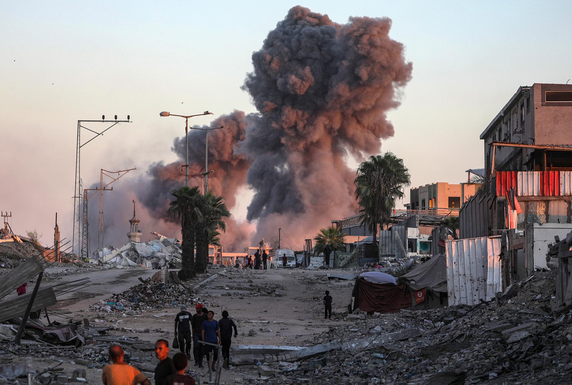 Gaza City (---), 07/10/2025.- Smoke rises near the Islamic University following Israeli air strikes during an Israeli military operation in Gaza City, Gaza Strip, 07 October 2025. According to the UN around 90 percent of the population or 1.9 million people in Gaza have been displaced since the start of the conflict. More than 67,000 Palestinians have been killed in the Gaza Strip since October 2023, according to the Palestinian Ministry of Health, and about 1,200 Israelis have been killed since the launch of an Israeli military campaign in response to a cross-border attack by Hamas on 07 October 2023. EFE/EPA/MOHAMMED SABER