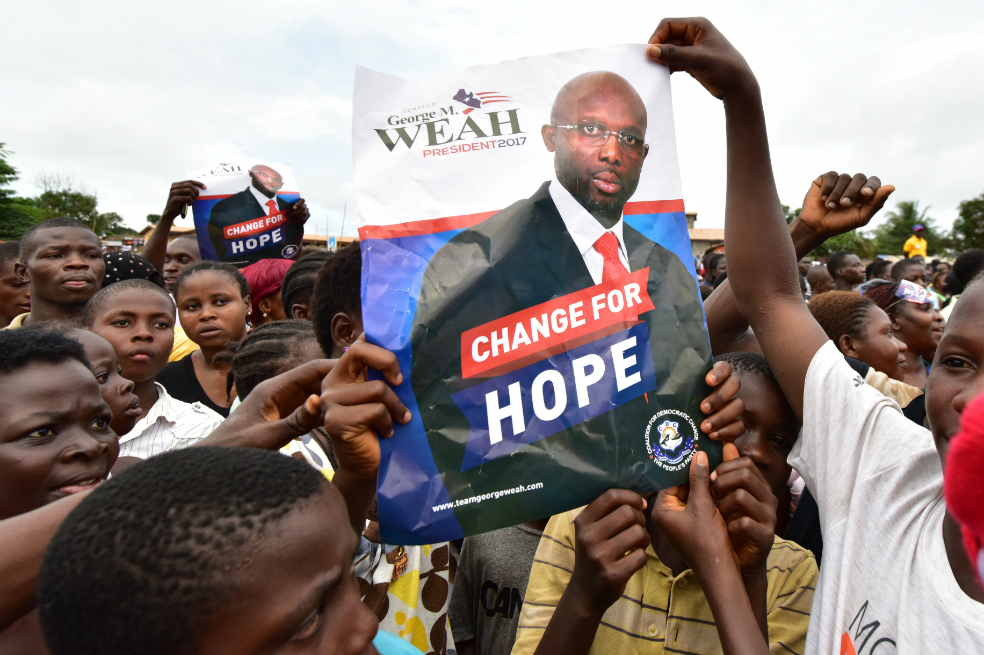 Un futbolista, una modelo y un ex combatiente quieren ser presidentes de Liberia