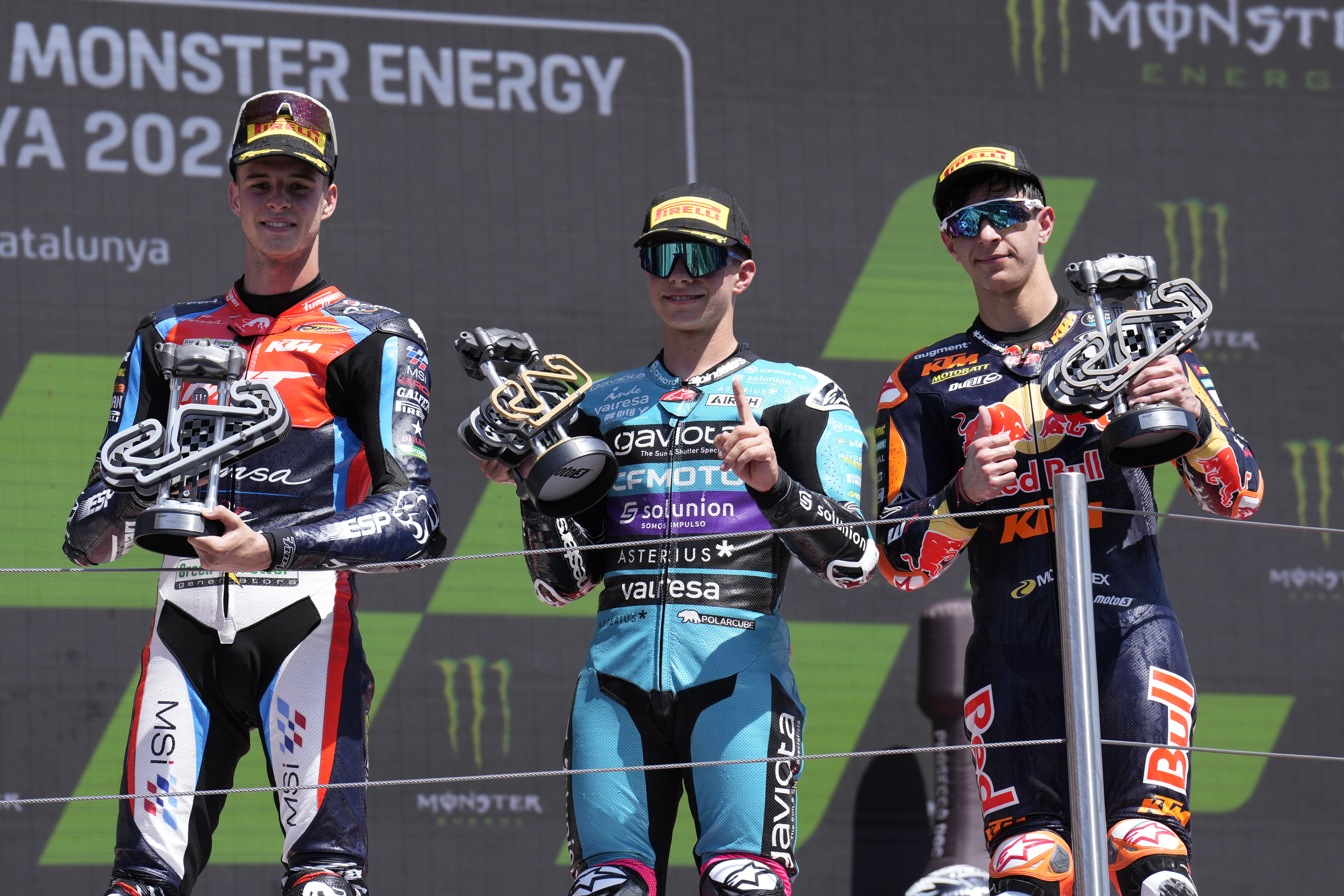 BARCELONA, 26/05/2024.-El piloto colombiano de Moto3 David Alonso, del CF Moto Aspar Team (c), ganador, el piloto español de Moto3 Iván Ortolá (i), del equipo MT Helmets-MSI, segundo en carrera, y el piloto español José Antonio Rueda (d), del equipo Red Bull KTM Ajo, tercer clasificado, en el podio tras la carrera de Moto3 del Gran Premio de Cataluña de Motociclismo, que se disputa este domingo en el Circuito de Barcelona - Cataluña en Montmeló.- EFE/ Alejandro García
