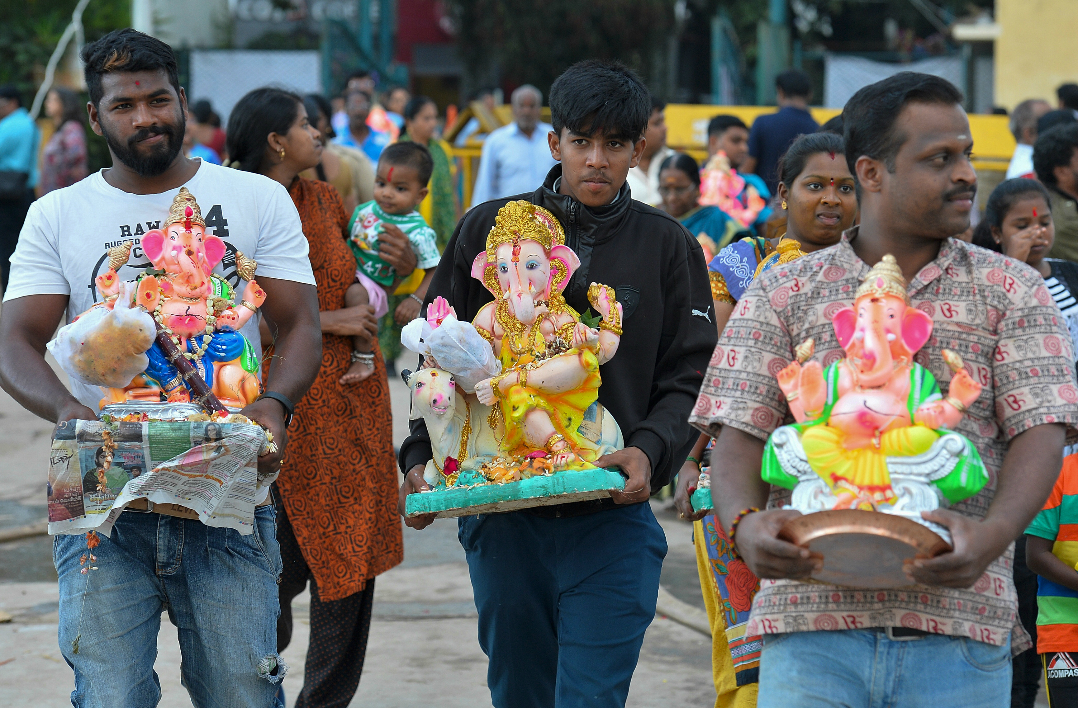 Imágenes de la adoración del dios con cabeza de elefante en India