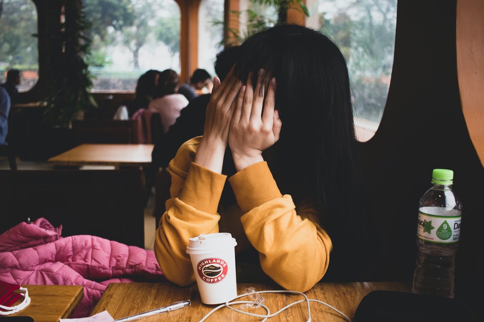 Acuario:
Los Acuario son personas introvertidas ya que están muy en contacto con su mundo interior. Disfrutan de la introspección y el pensamiento profundo, por lo que se les puede dificultar el abrirse ante nuevos amigos y mostrar sus emociones sin pena. Cuando tienen la oportunidad de crear nuevas conexiones, lo más probable es que los Acuario rechacen esos escenarios.
Son personas que agradecen por las personas con las que ya cuentan y que prefieren seguir cultivando esas amistades, en lugar de ampliar su círculo social. En el fondo, temen que los demás puedan rechazarlos a causa de algún rasgo de su comportamiento. Sin embargo, son personas muy inteligentes y locuaces.