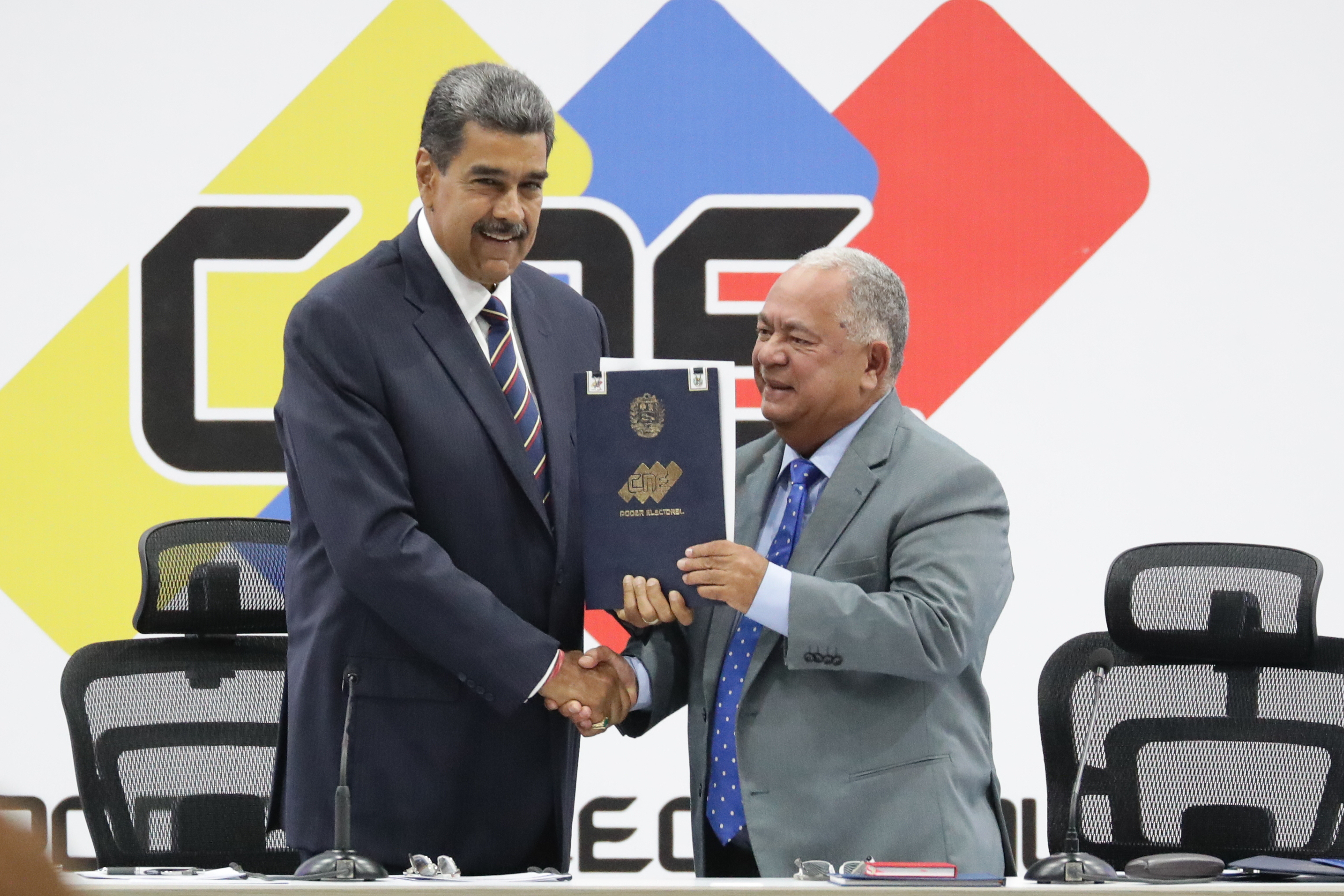 Venezuela llama a elecciones legislativas y regionales, rechazadas por la oposición