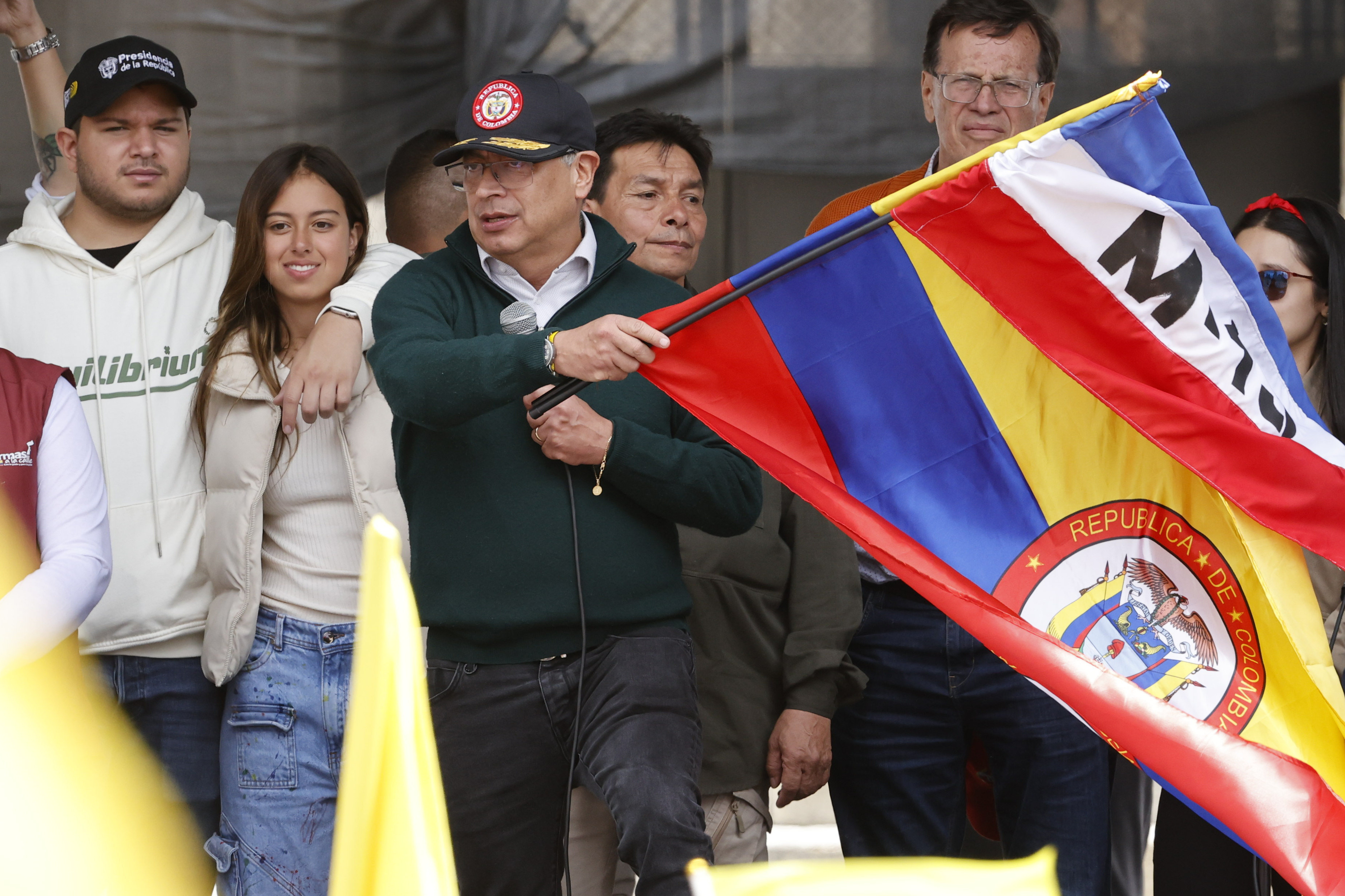 AMDEP991. BOGOTÁ (COLOMBIA), 01/05/2024.- El presidente de Colombia, Gustavo Petro, ondea una bandera de Colombia en medio de su discurso al final de una marcha con motivo Día Internacional de los Trabajadores este miércoles, en la plaza de Bolívar en Bogotá (Colombia). EFE/ Mauricio Dueñas Castañeda