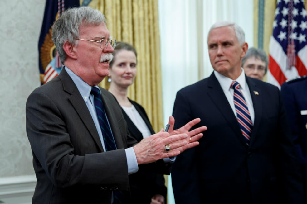El asesor de Seguridad Nacional de la Casa Blanca, John Bolton (izquierda), habla este martes durante un acto de firma de la Directiva 4 de la Política del Espacio, en la Despacho Oval de la Casa Blanca en Washington, DC (EE. UU.).
/ EFE