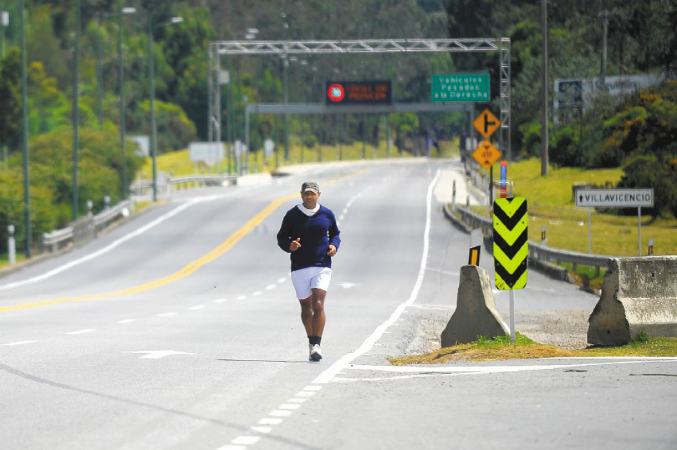 Así lucía el jueves la vía Bogotá-Villavicencio luego del cierre total decretado por el Ministerio de Transporte. Foto: Cristian Garavito / El Espectador