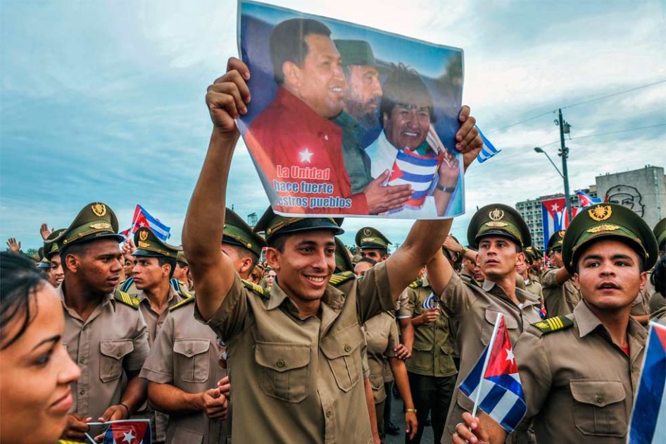 Rinden homenaje a Hugo Chávez en Cuba