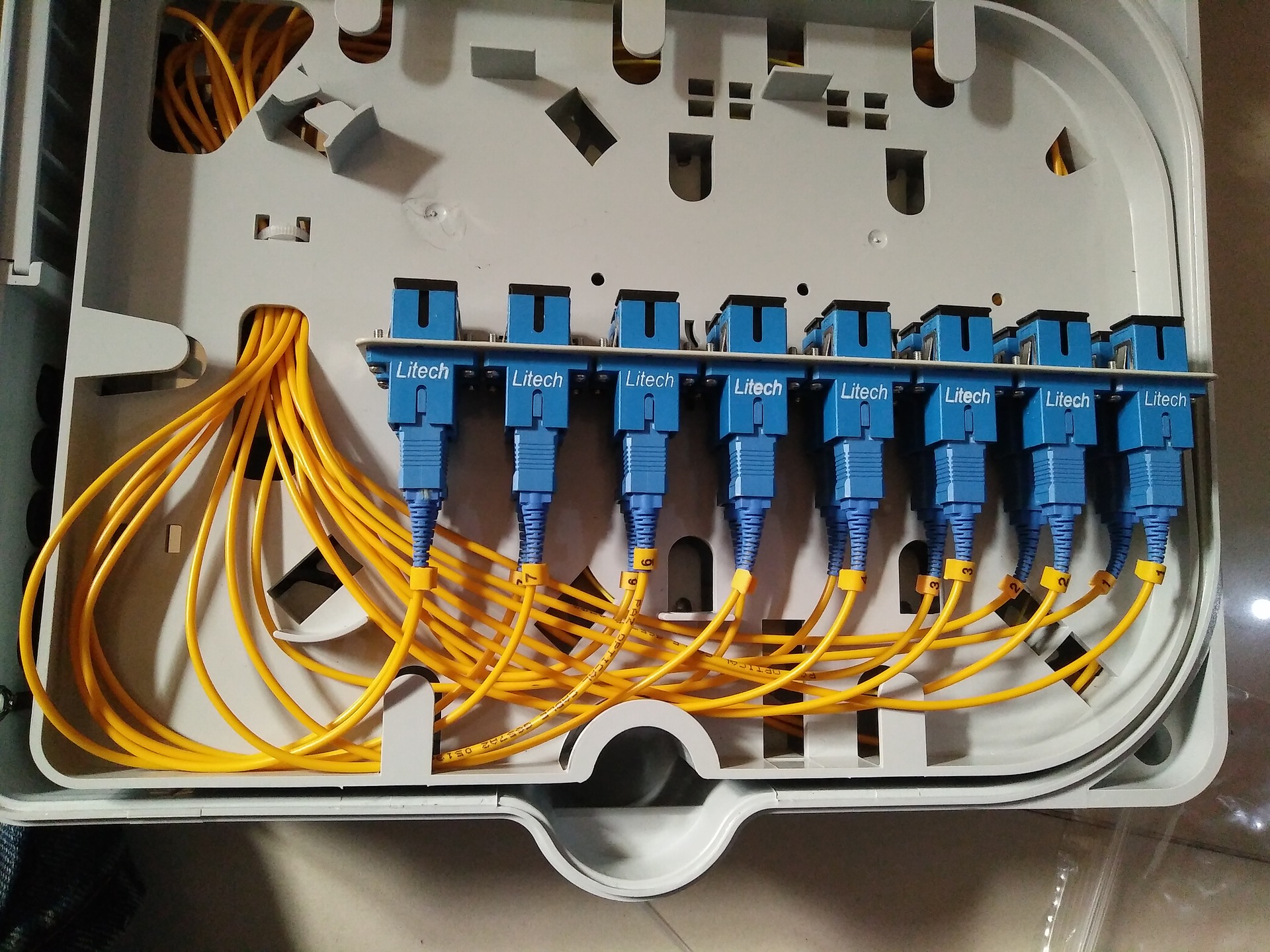 Redes de fibra óptica que conectan poblaciones con internet de alta velocidad