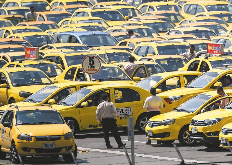 Compensación para taxistas por alzas a la gasolina: ¿qué hay detrás de la medida?