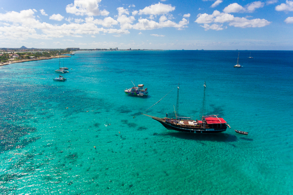 Estos nuevos protocolos de protección de los visitantes y locales también se extenderán a parques nacionales y atracciones turísticas. El famoso Parque Nacional Arikok de Aruba se adherirá a las pautas de certificación y está creando experiencias digitales para ayudar a reforzar el distanciamiento social, incluidas las visitas virtuales guiadas del parque. Por primera vez, el Parque prohibirá permanentemente ATV (a partir del 1 de junio) y UTV (a partir del 31 de octubre) de las áreas protegidas. Esto ayudará a preservar la naturaleza y también limitará la cantidad de personas que pueden acceder al parque, proporcionando en última instancia una experiencia más íntima para los visitantes.