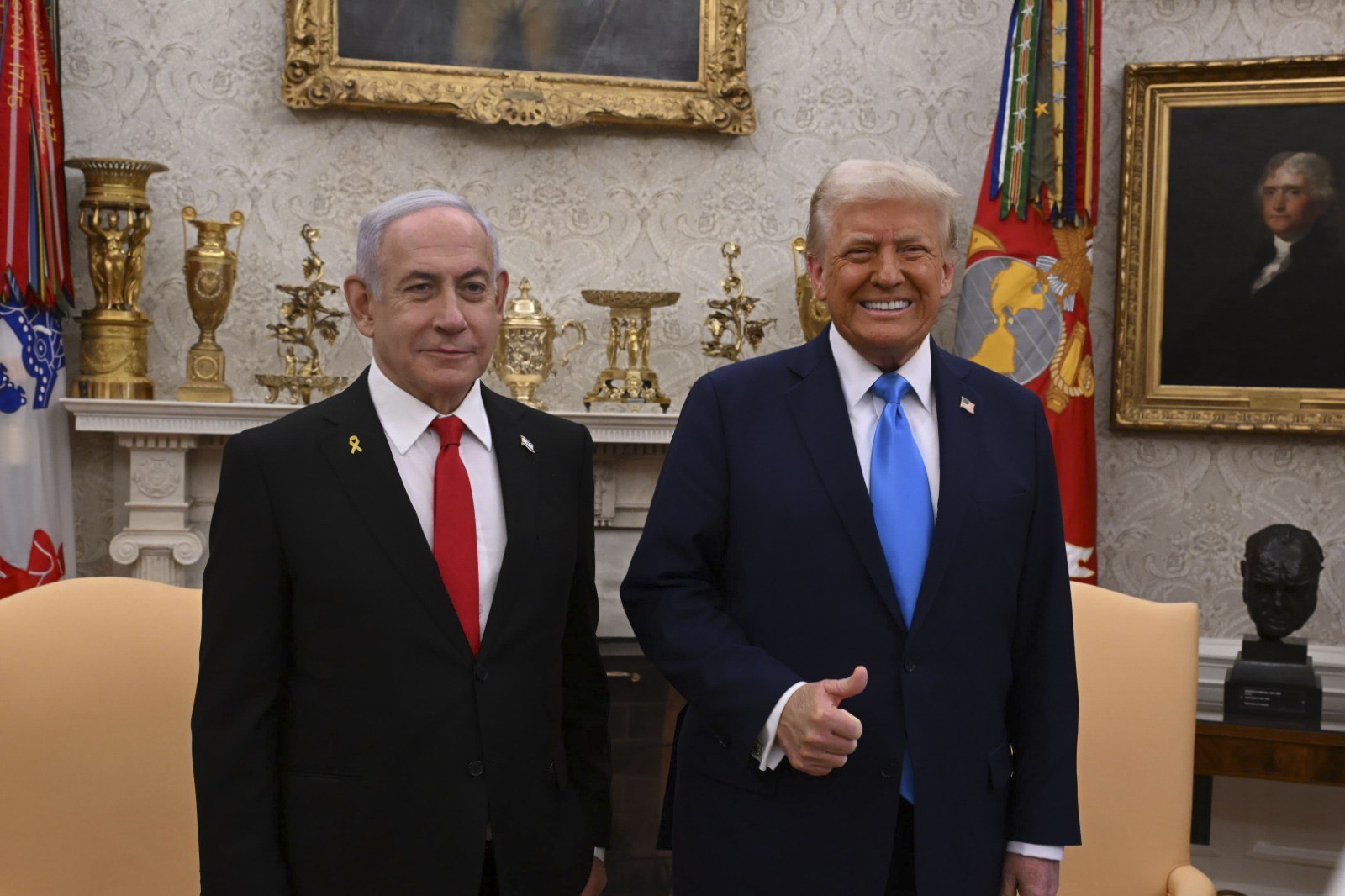 JERUSALÉN, 05/02/2025.- El presidente de Estados Unidos, Donald Trump (d), junto a su homólogo israelí Bejamín Netanyahu, en el despacho Oval de la Casa Blanca. El primer ministro israelí, Benjamín Netanyahu, aseguró anoche a su homólogo estadounidense, Donald Trump, que "Israel acabará la guerra ganando la guerra" y le agradeció, en una conferencia de prensa aún en la Casa Blanca, el apoyo demostrado tanto en los últimos años como en sus primeros días en el Despacho Oval. EFE/ Avi Ohayon (GPO) SOLO USO EDITORIAL/SOLO DISPONIBLE PARA ILUSTRAR LA NOTICIA QUE ACOMPAÑA (CRÉDITO OBLIGATORIO)