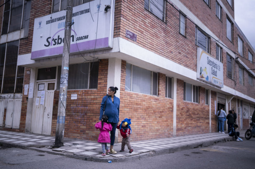 Parir en su país no es una opción para muchísimas venezolanas. El Ministerio de Salud de Colombia registra, en los últimos dos años, casi 83 mil mujeres venezolanas gestantes atendidas. Muchas de ellas no querían quedar embarazadas, pero en su país la planificación familiar —como cualquier otro ejercicio de delinear futuros— es imposible: en 2012 Venezuela importaba 326 toneladas de anticonceptivos. Cinco años después, apenas entran 23. Si se consiguen, es en el mercado negro, a precios altísimos, dice el informe Mujeres al Límite producido en 2017 por organizaciones civiles de Venezuela.