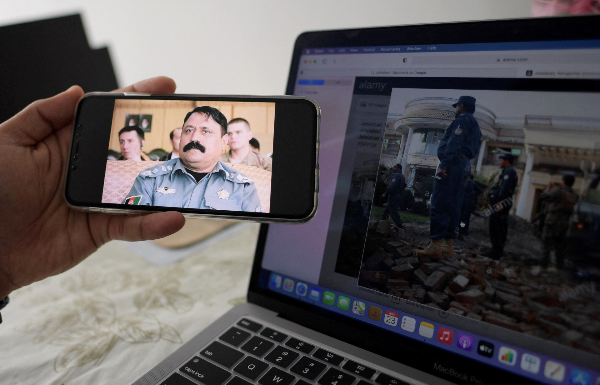 Un médico afgano espera desde Colombia la huida de su familia de los talibanes