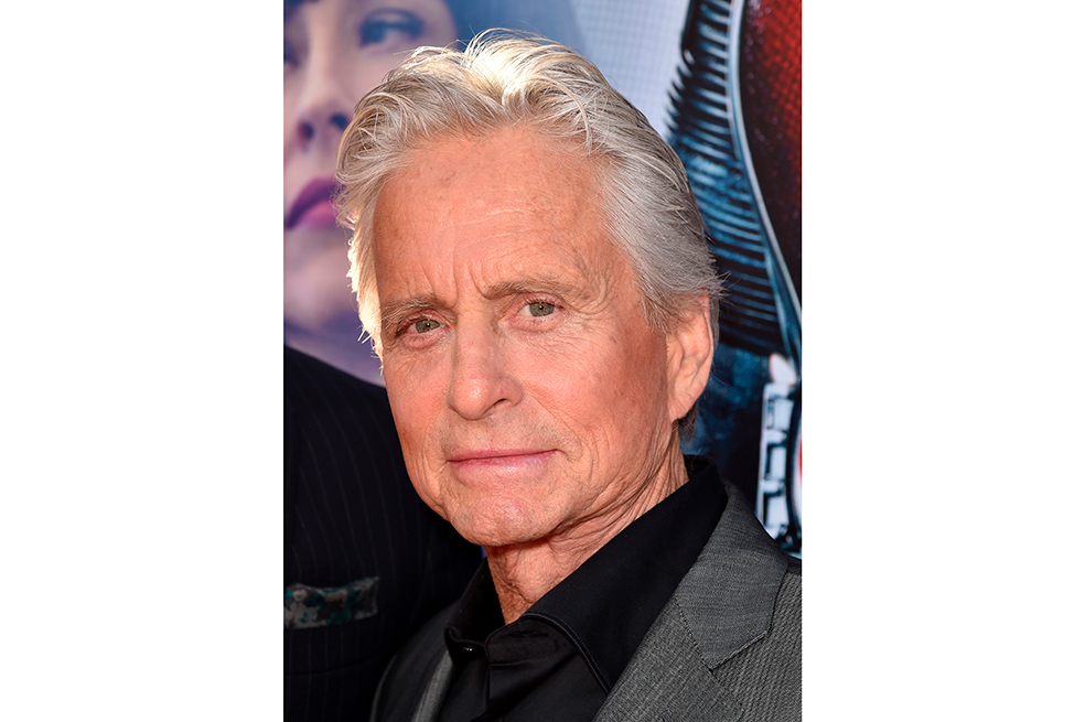 Exempleada de Michael Douglas lo acusa de acoso y masturbarse en su presencia