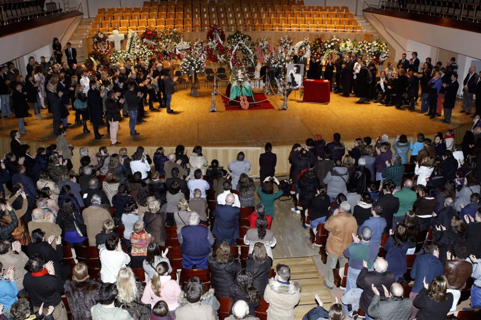 Asistentes al Auditorio Nacional donde se encuentra instalada la capilla ardiente del guitarrista Paco de Lucía.