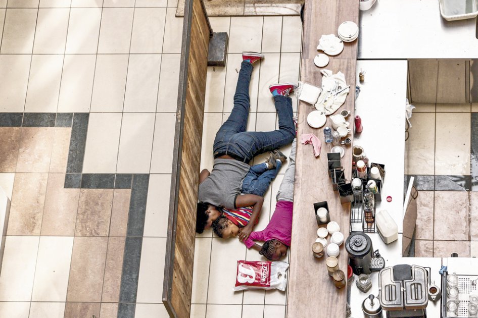 Durante el ataque al centro comercial Westgate, los visitantes tuvieron que idear maneras para protegerse de los disparos. / EFE