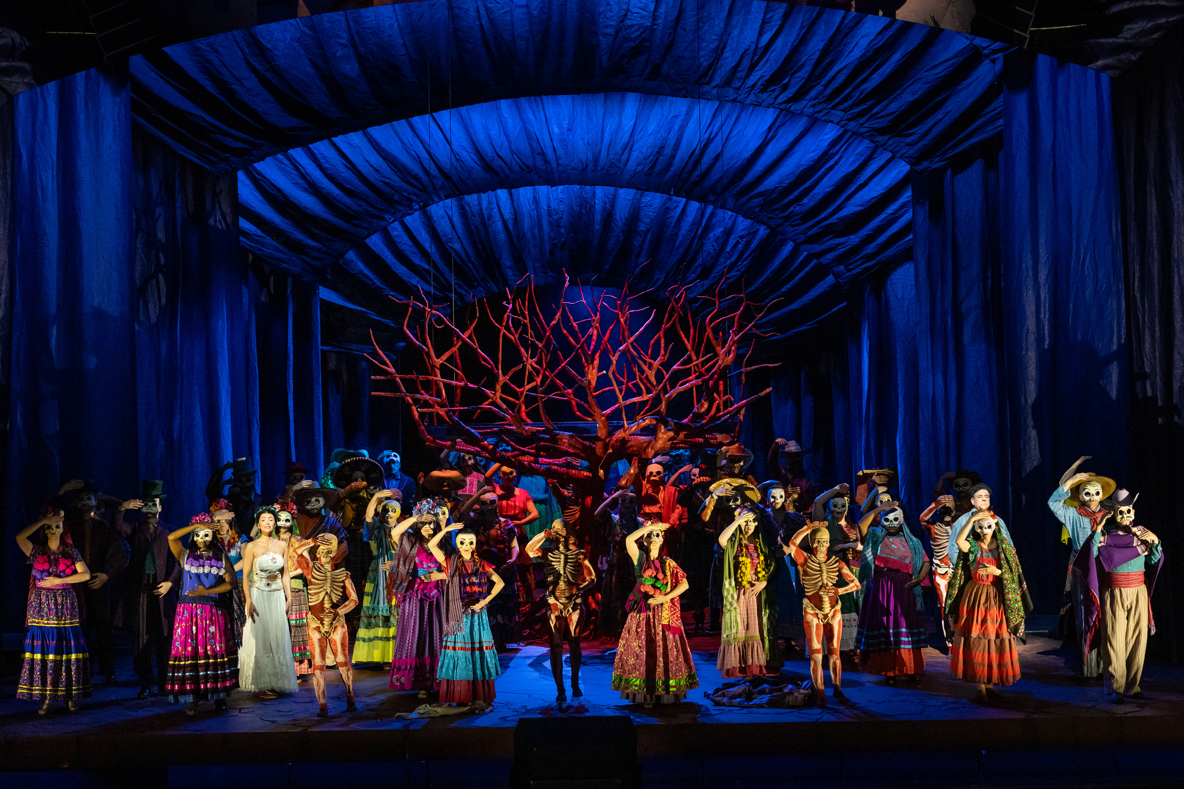 La mezzo-soprano Isabel Leonard encarna a Frida Kahlo, mientras que el barítono Carlos Álvarez representa a Diego Rivera.