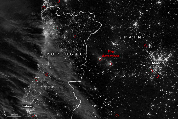 La imagen de arriba muestra las ubicaciones de las detecciones de incendios en Portugal y España. /NASA