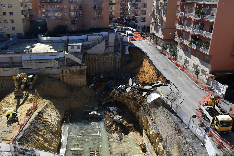 Impresionantes imágenes del hundimiento que causó alarma en Roma