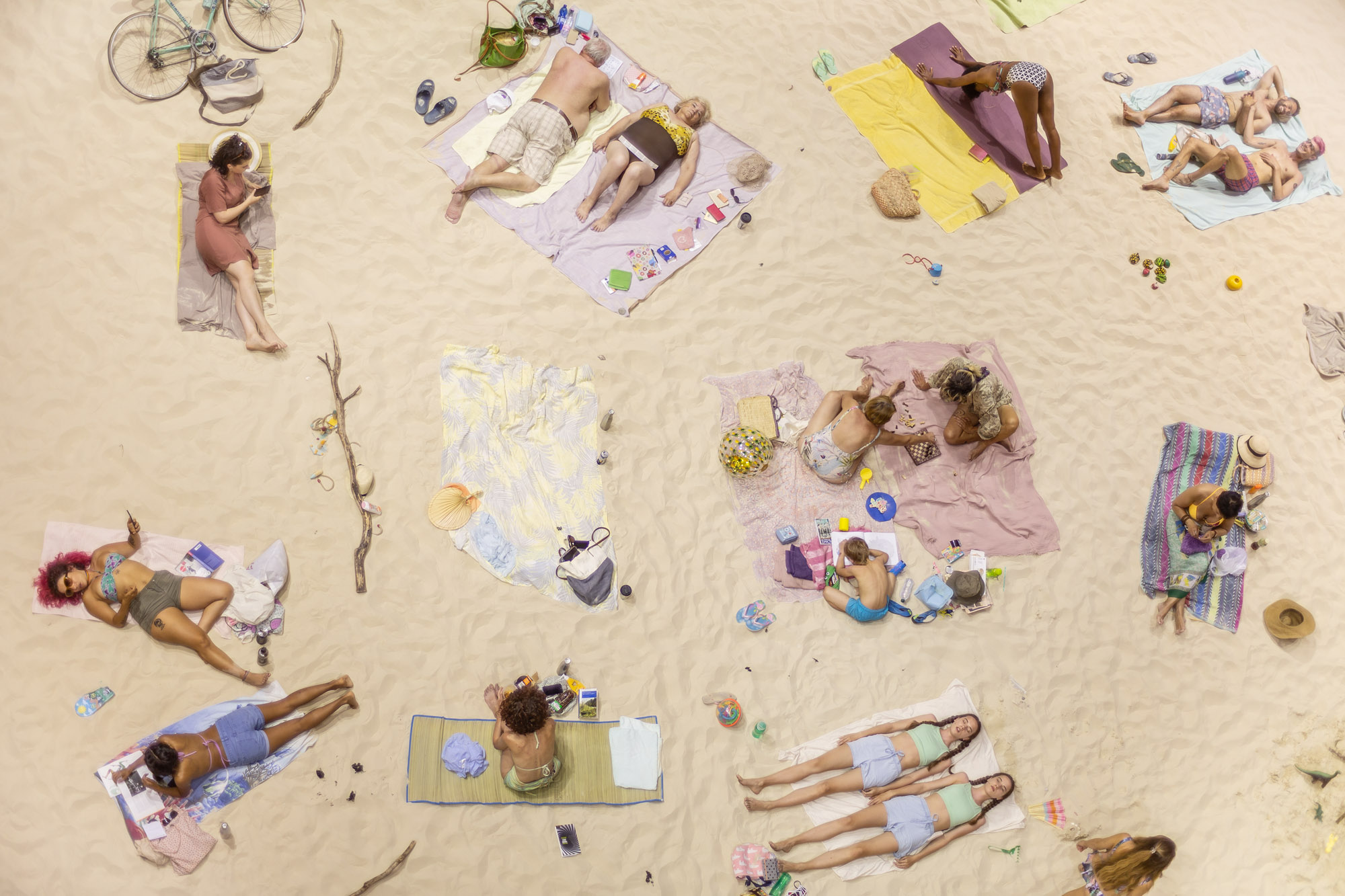 Una playa bajo techo: Medellín recibe la ópera-performance “Sun & Sea”
