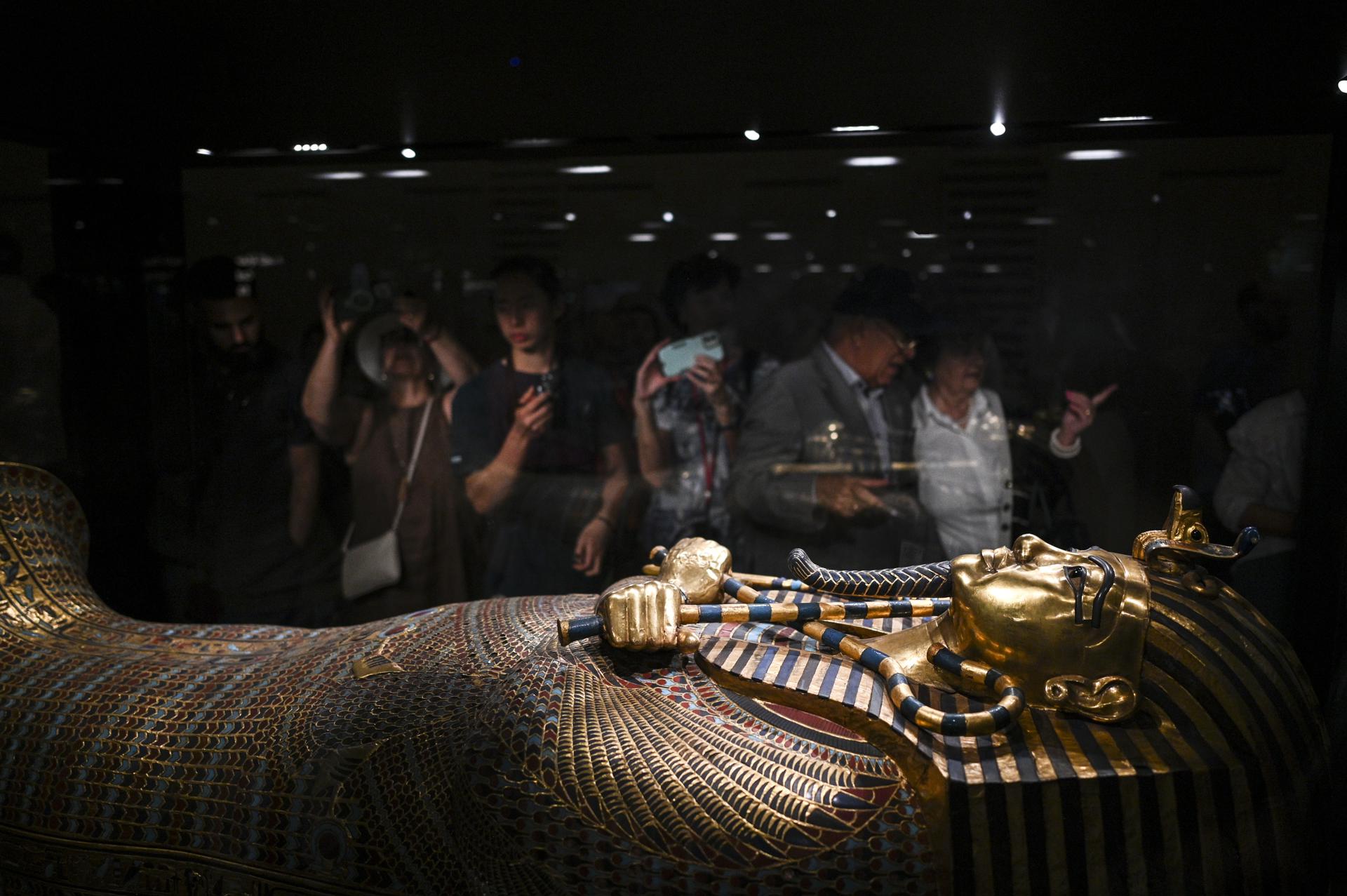El edificio fue concebido para alinearse visualmente con las pirámides de Guiza: su fachada principal y el eje del museo están orientados hacia la pirámide de Khufu y otras del complejo.