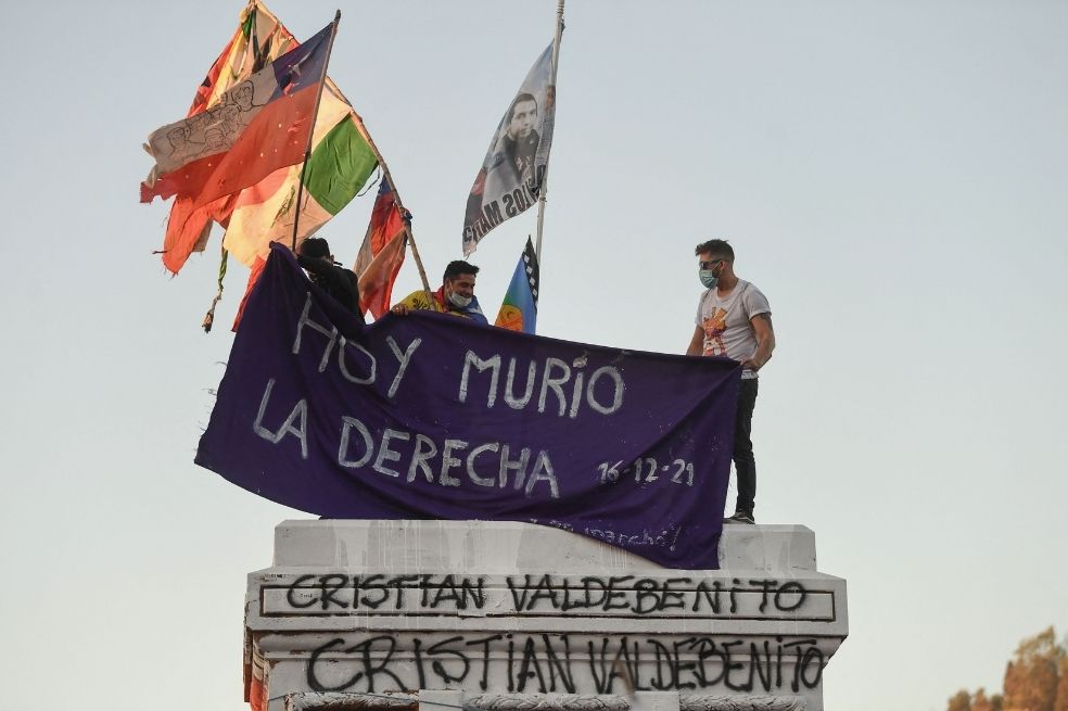 Los partidarios del presidente electo chileno, Gabriel Boric, celebran tras los resultados oficiales del balotaje.