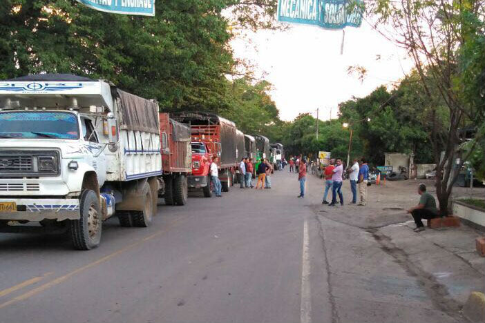 Campesinos colombianos bloquean vía por erradicación de cultivos ilícitos