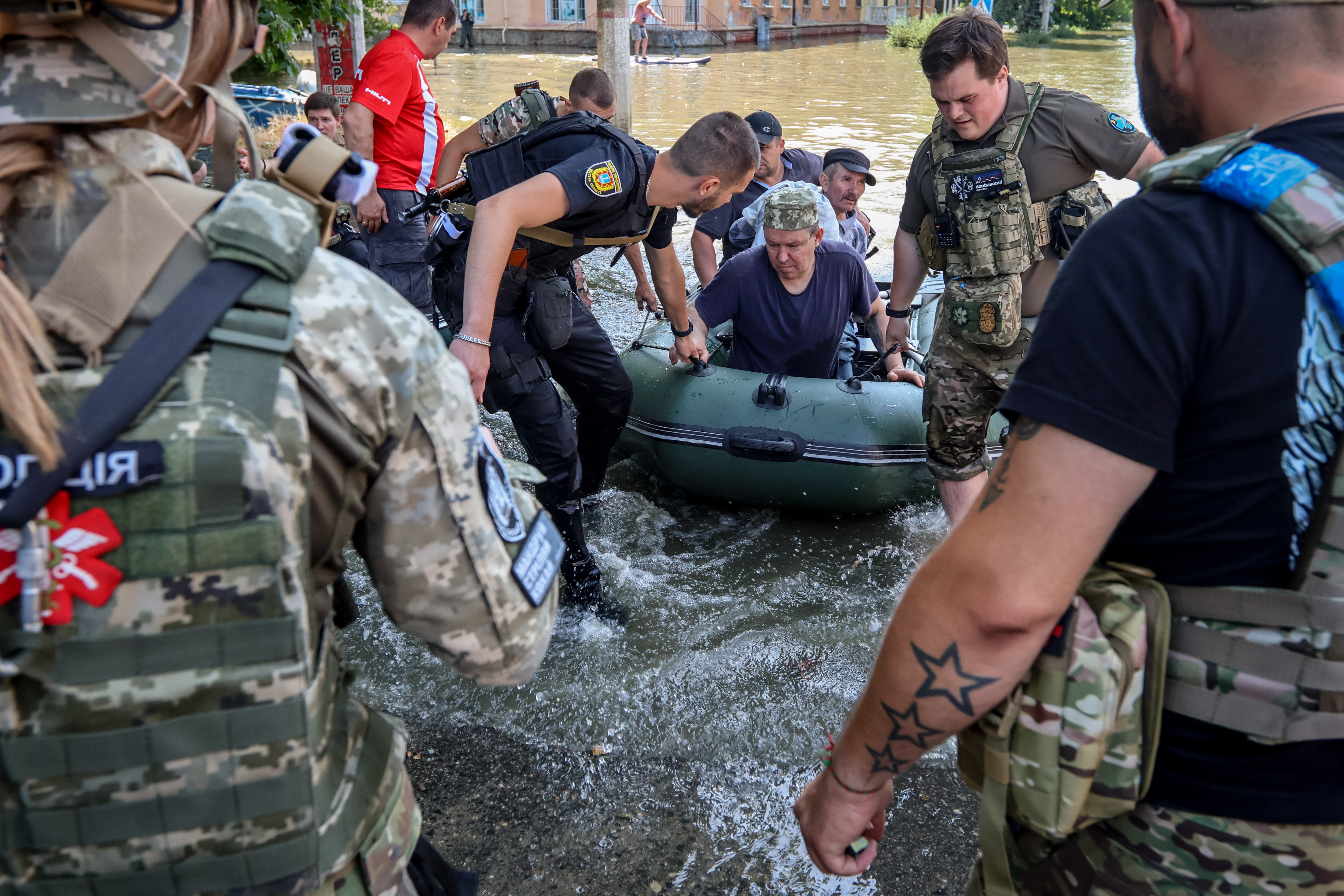 Kherson (Ukraine), 07/06/2023.- Police and state emergency service workers evacuate people from a flooded area of Kherson, Ukraine, 07 June 2023. Ukraine has accused Russian forces of destroying a critical dam and hydroelectric power plant on the Dnipro River in the Kherson region along the front line in southern Ukraine on 06 June. A number of settlements were completely or partially flooded, Kherson region governor Oleksandr Prokudin said on telegram. Russian troops entered Ukraine in February 2022 starting a conflict that has provoked destruction and a humanitarian crisis. (Rusia, Ucrania) EFE/EPA/MYKOLA TYMCHENKO