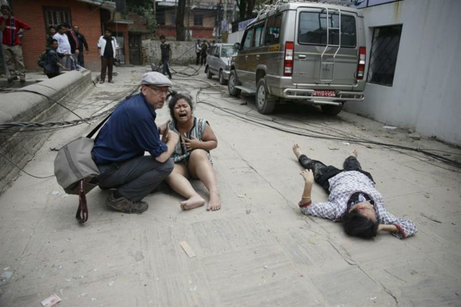 Francia, Israel y China ofrecen ayuda a Nepal tras terremoto que deja 1.000 muertos