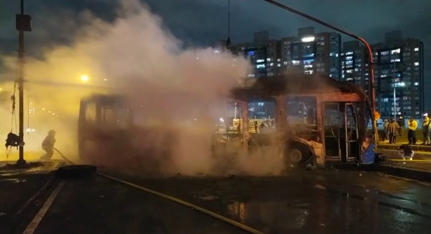 Incendian bus del SITP en medio de disturbios en Bogotá