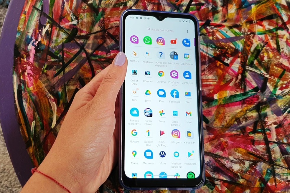 Es el primer móvil gama media de Motorola que incluye una tasa de refresco de hasta 90 Hz.