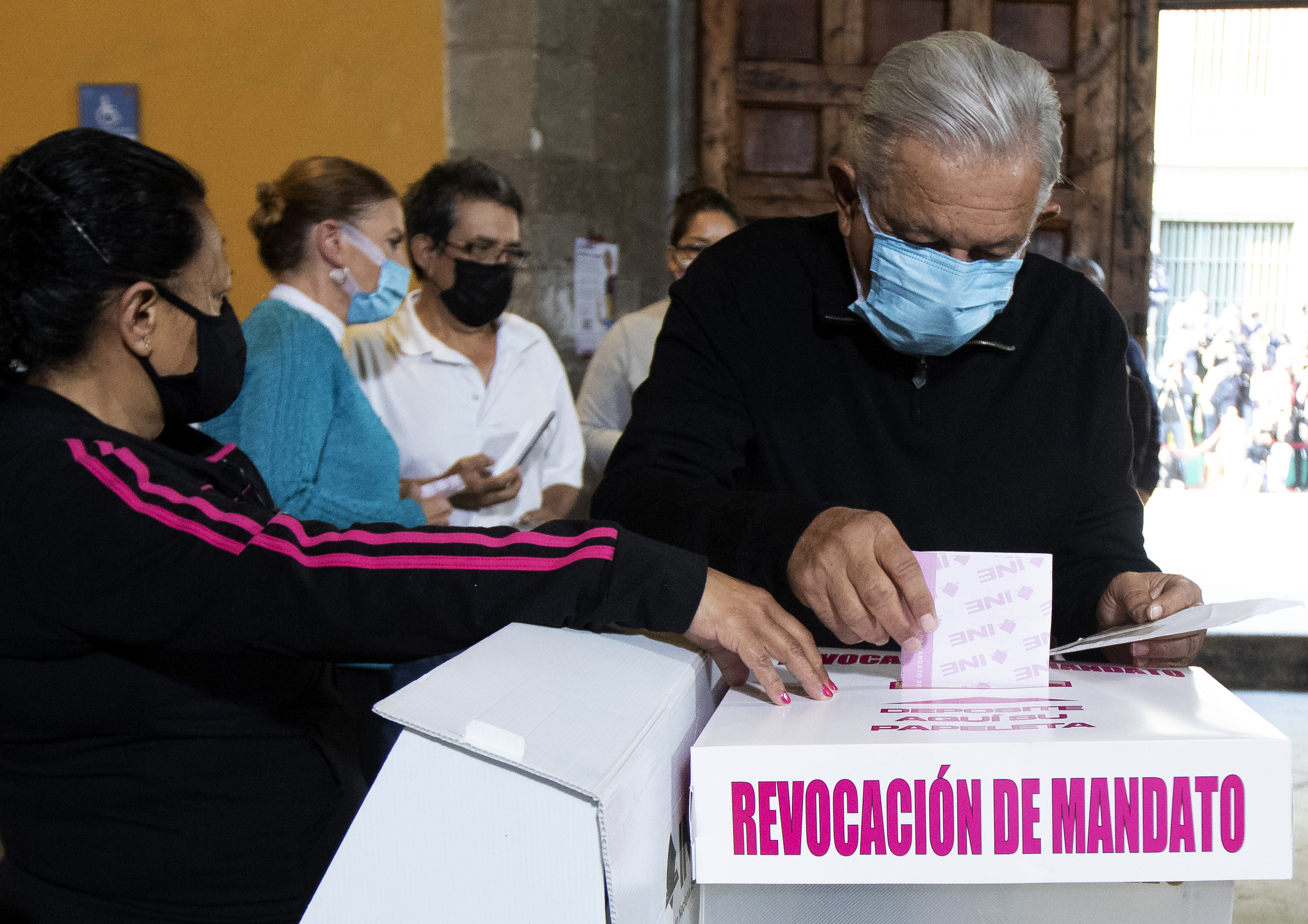 Tras el referéndum revocatorio, México mantiene a López Obrador como su presidente